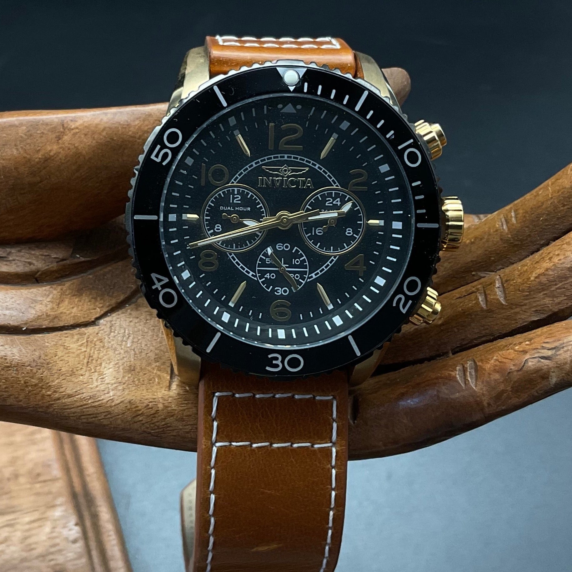 Schwarz-Goldene Invicta 24553 Uhr