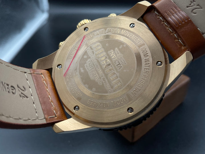 Schwarz-Goldene Invicta 24553 Uhr