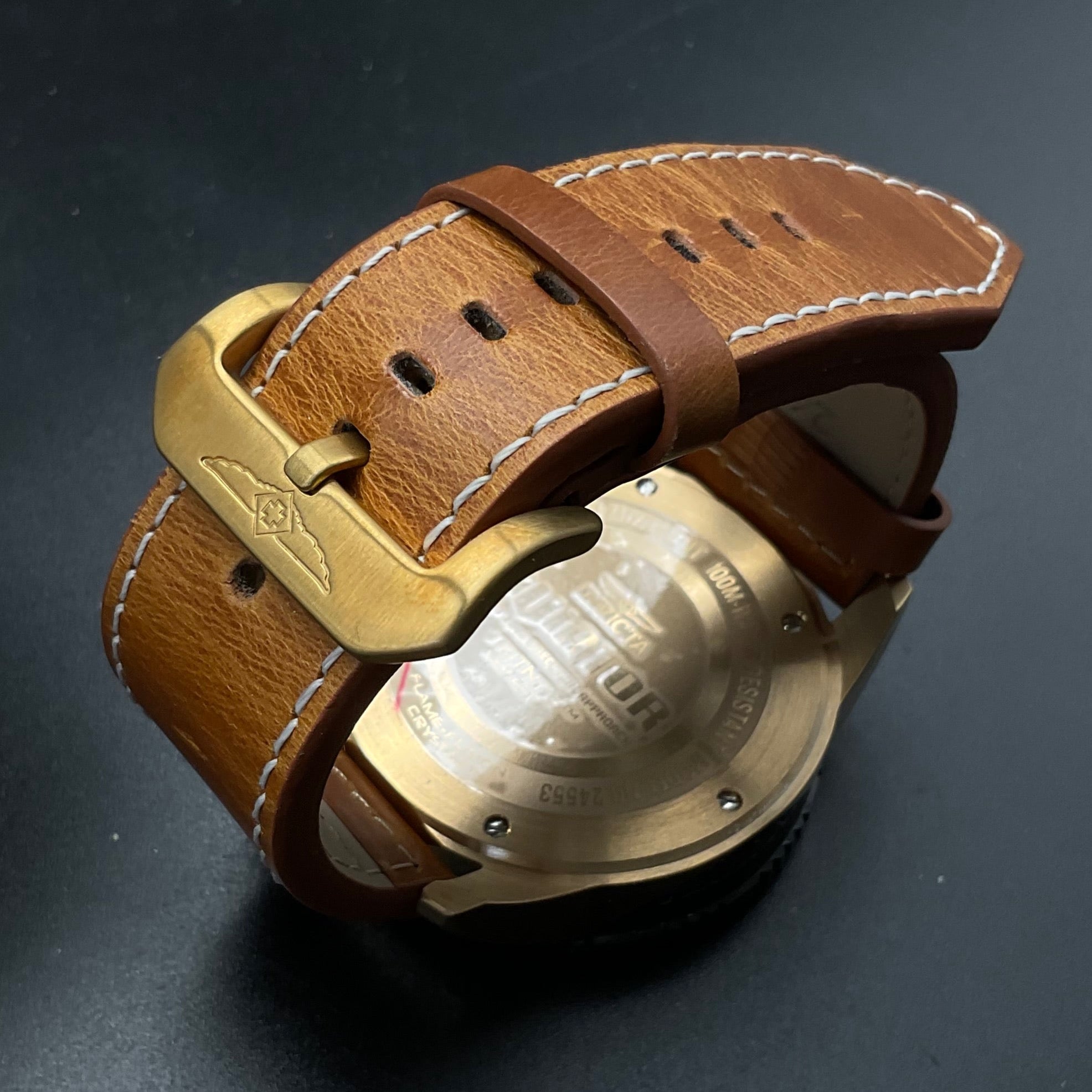 Schwarz-Goldene Invicta 24553 Uhr