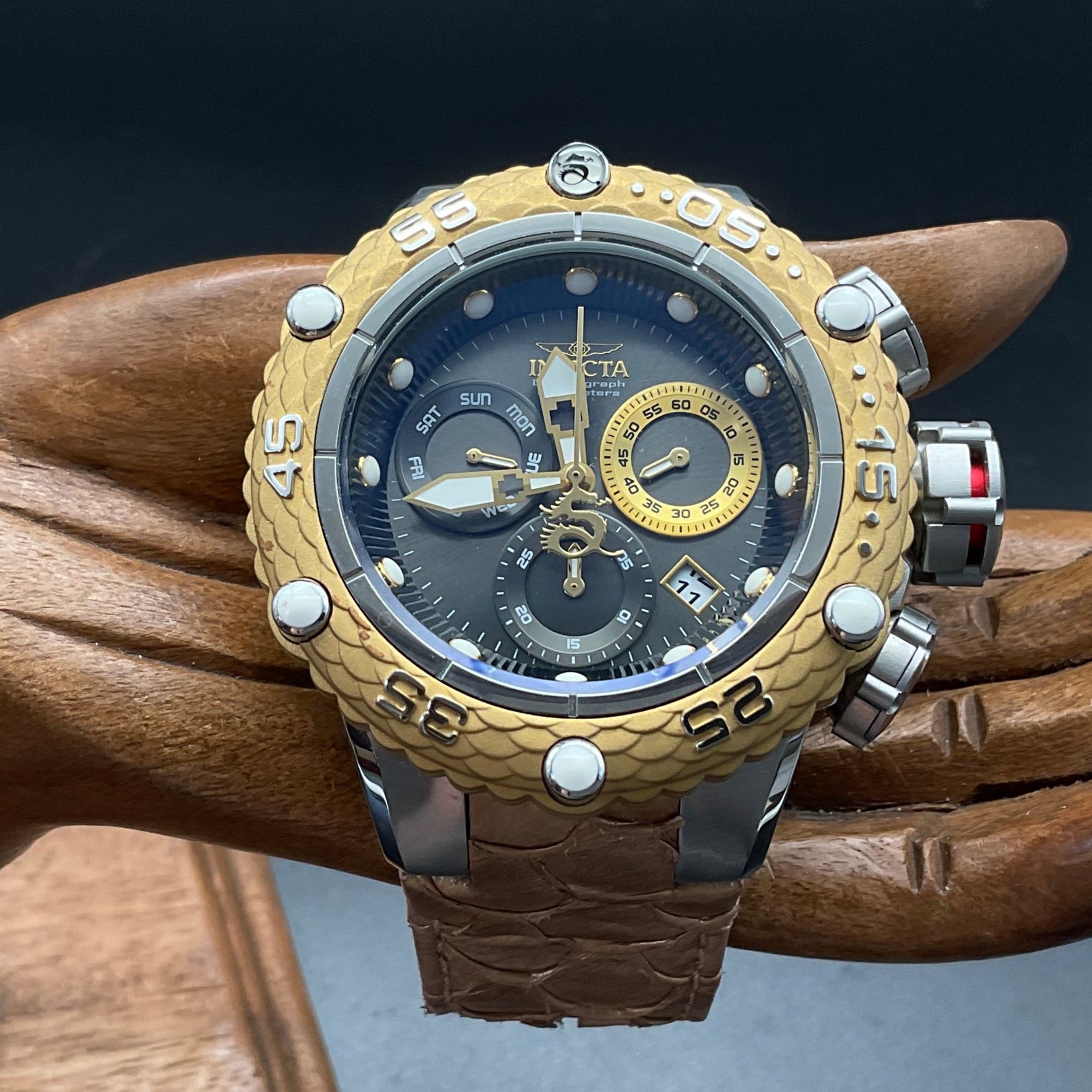 Gold-silberne Invicta 25067 Uhr