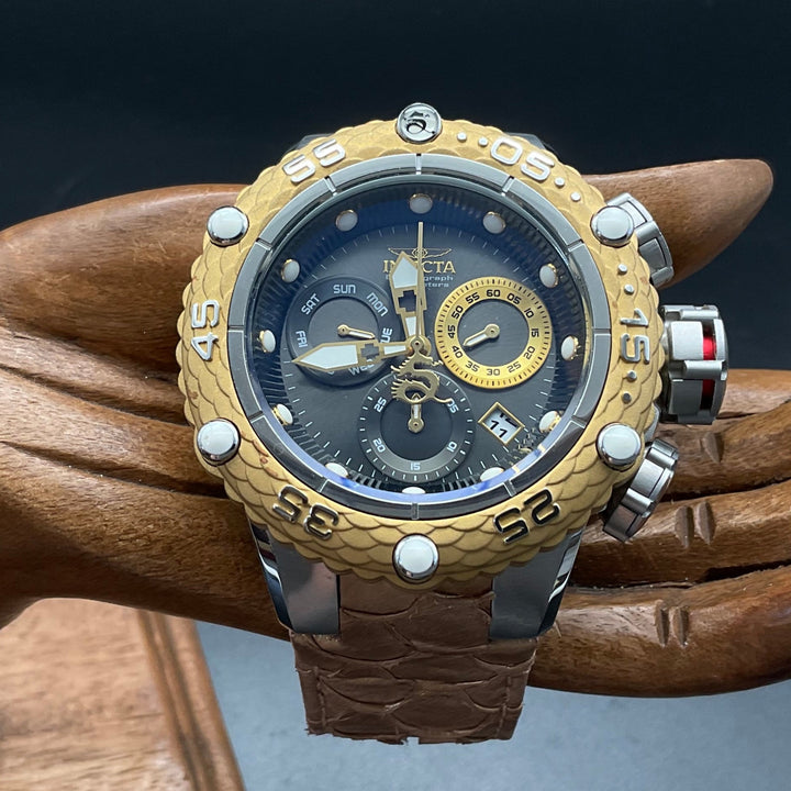 Gold-silberne Invicta 25067 Uhr