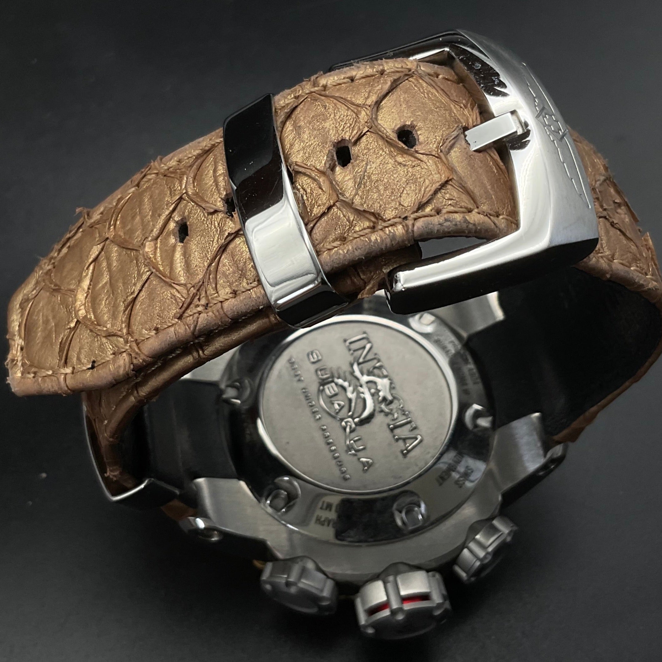 Gold-silberne Invicta 25067 Uhr