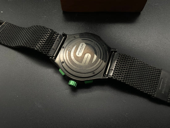 Rot-schwarze Stührling Uhr