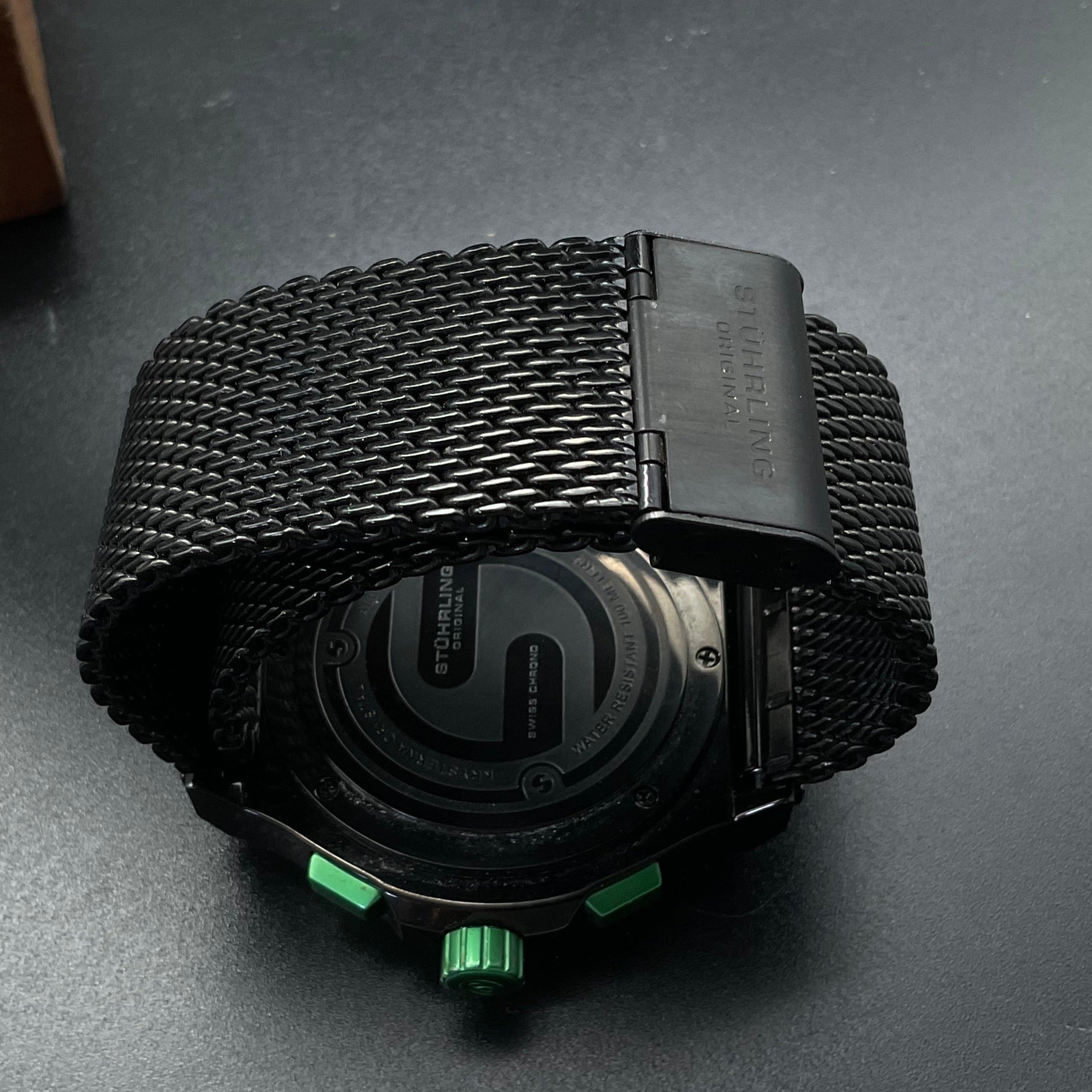 Rot-schwarze Stührling Uhr