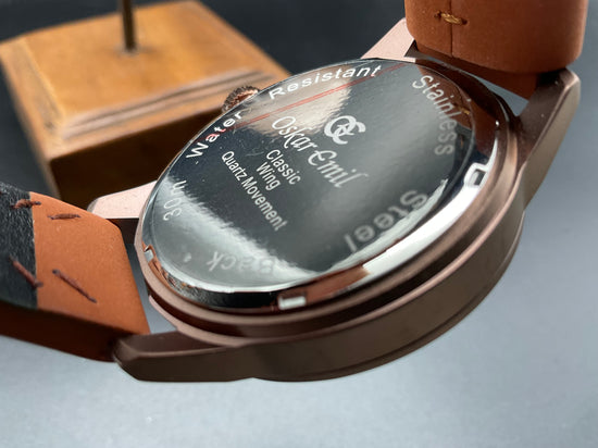 Schwarz-braune Oskar Emil Uhr