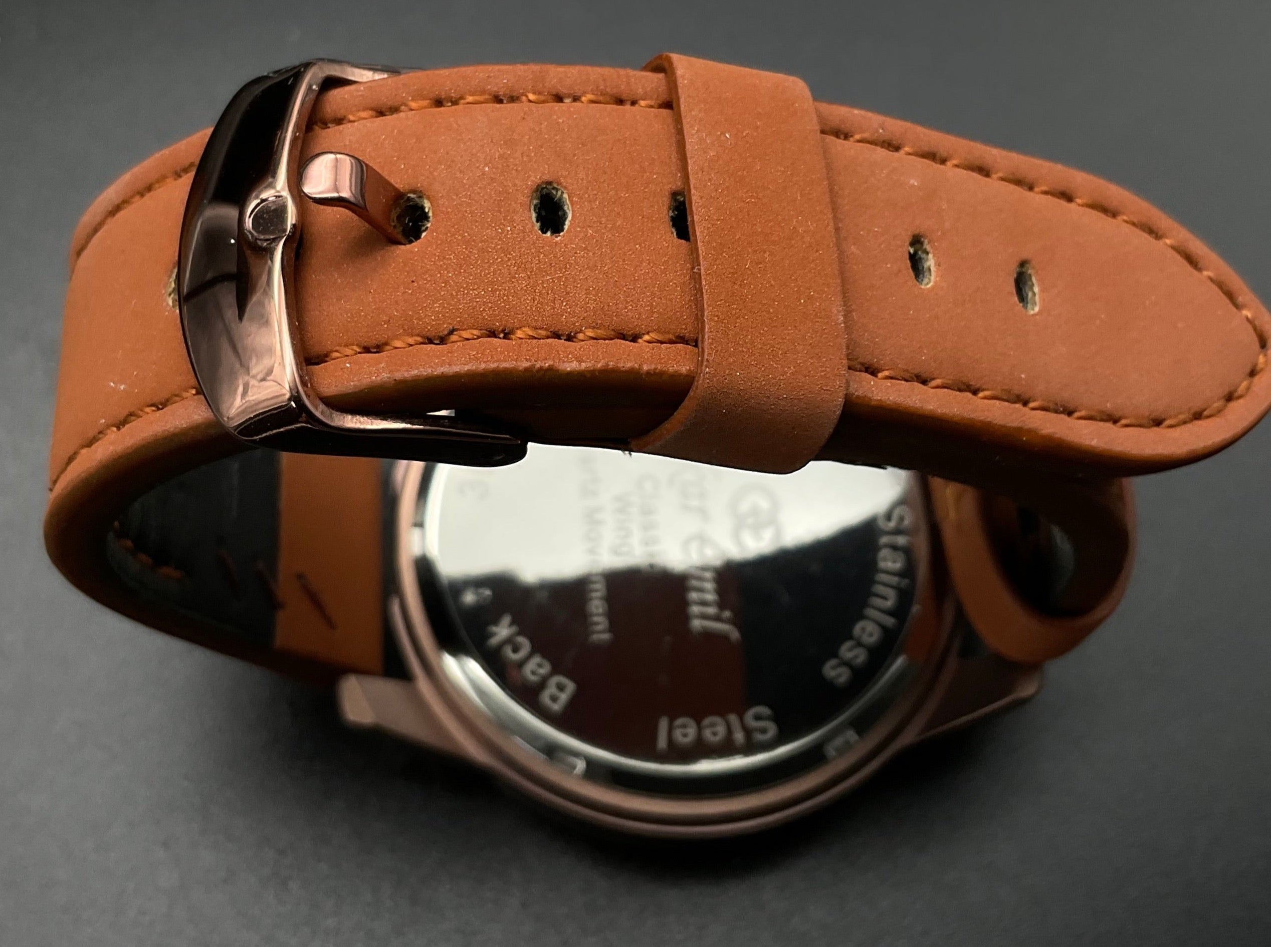 Schwarz-braune Oskar Emil Uhr