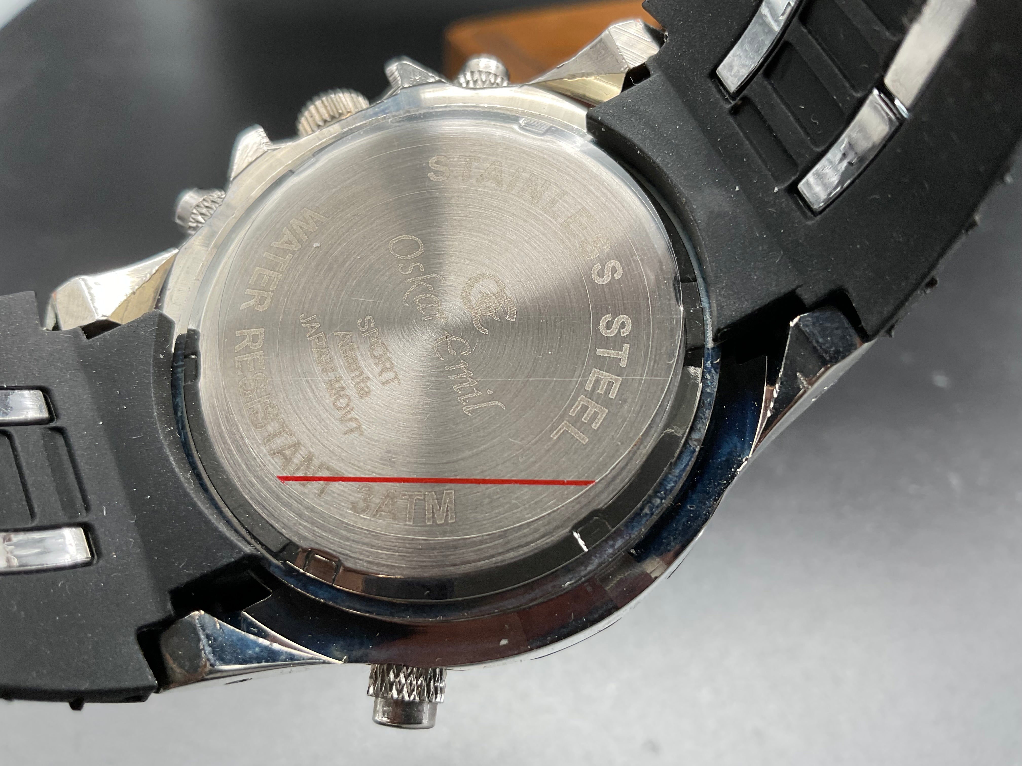 Schwarz-rote Oskar Emil Uhr