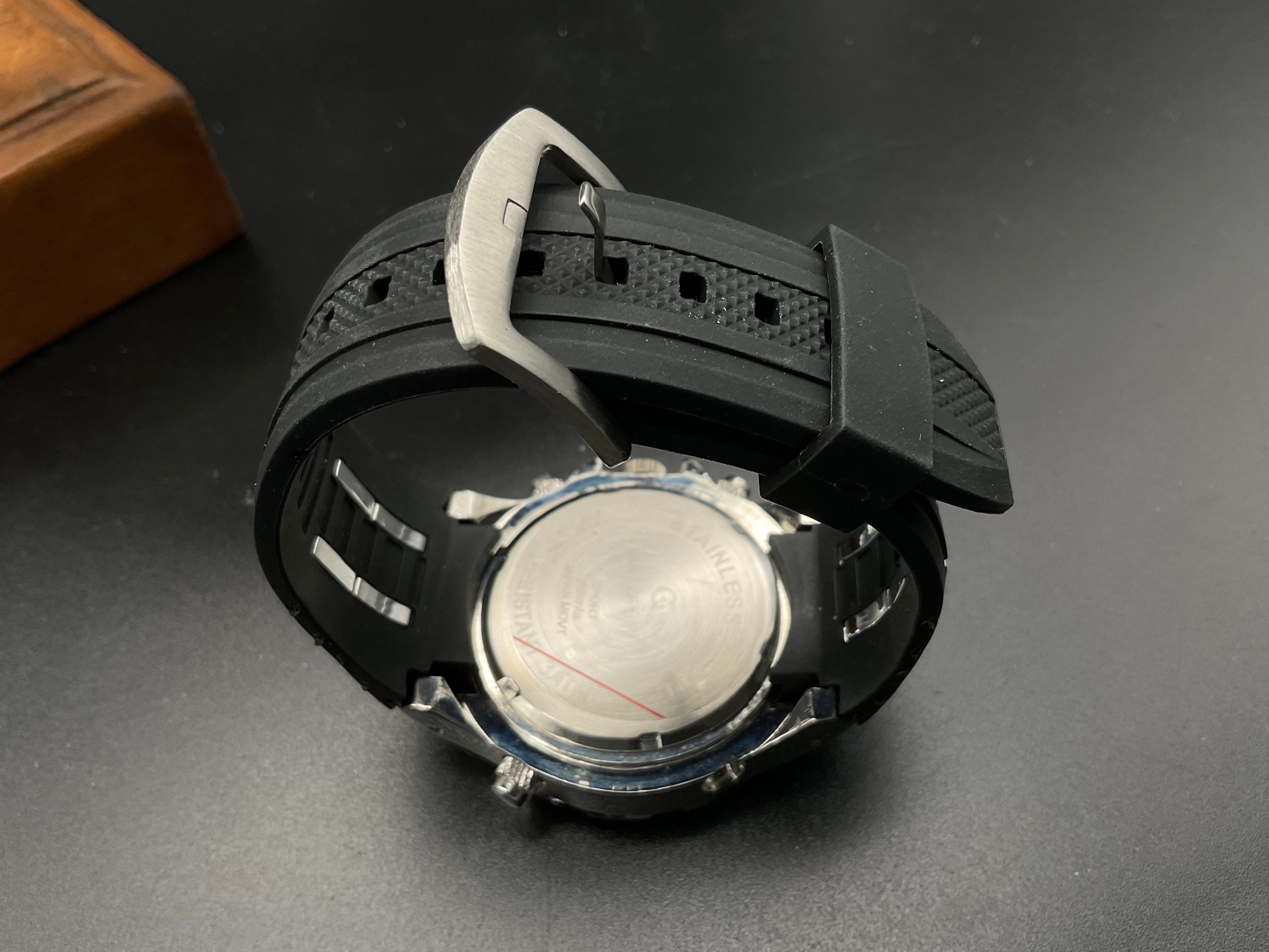 Schwarz-rote Oskar Emil Uhr