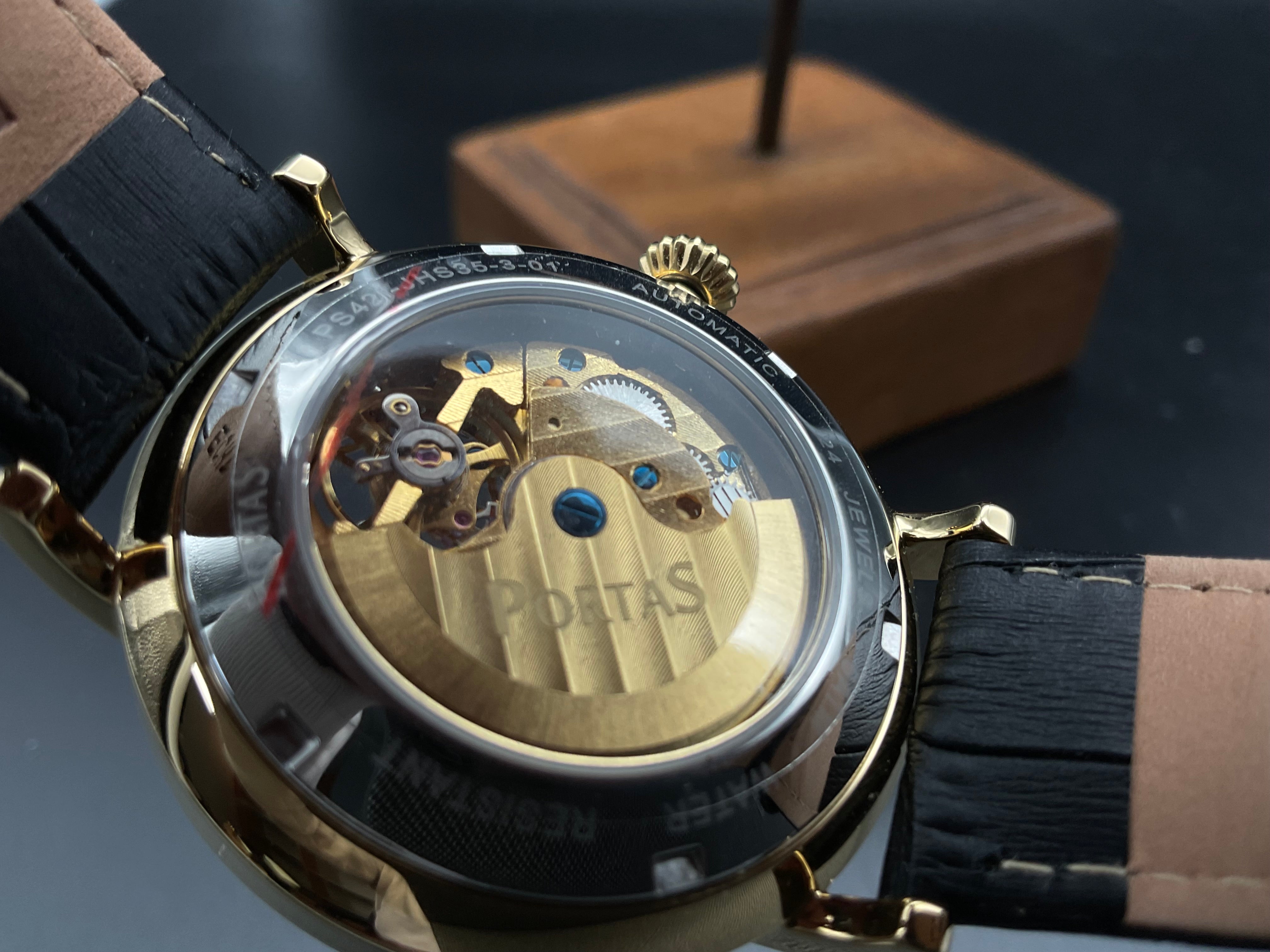 Gold-blaue Portas Uhr