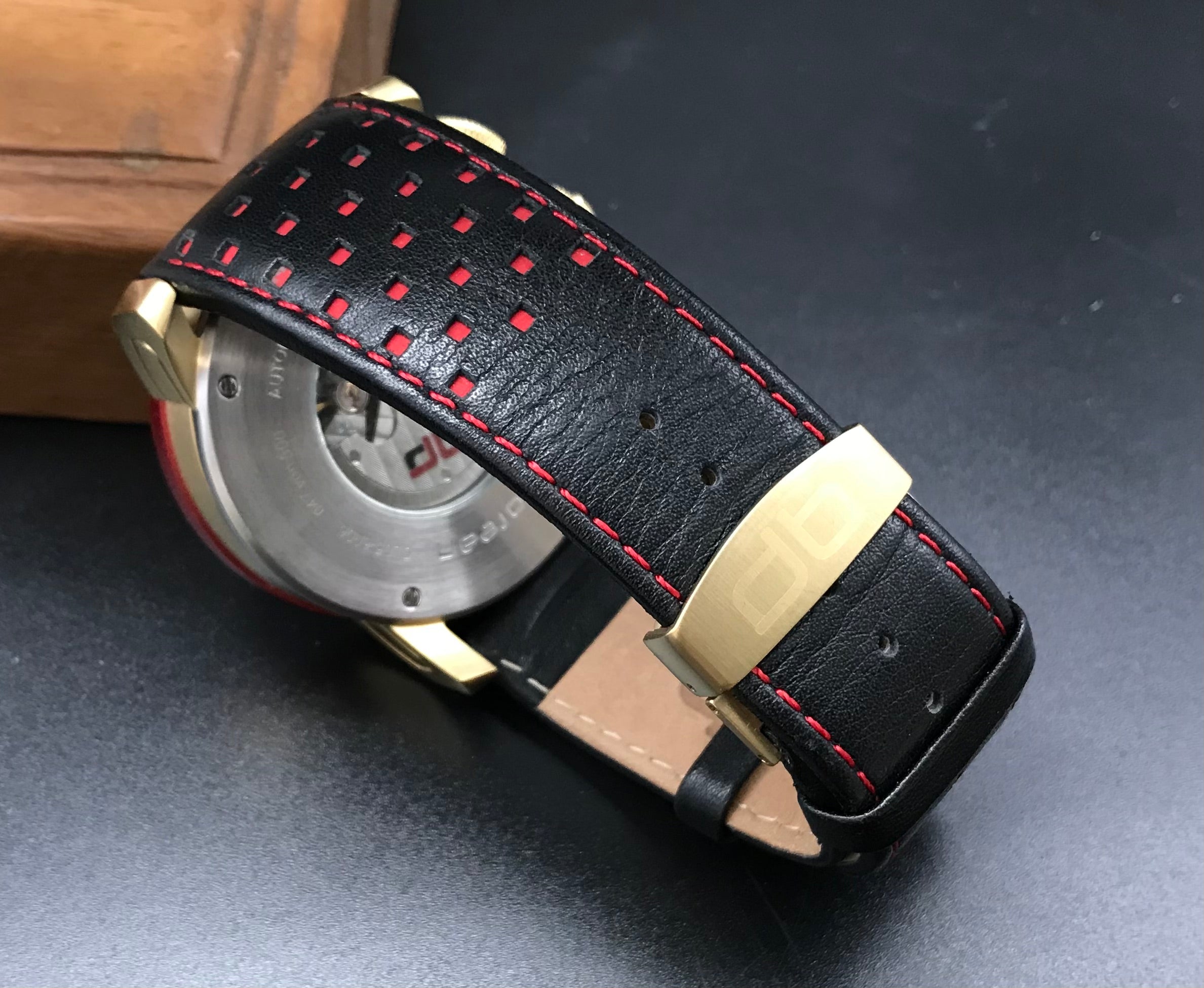 DeLorean Uhr in Gold-rot