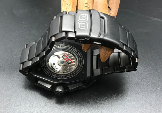 Schwarz-goldene Delorean Uhr