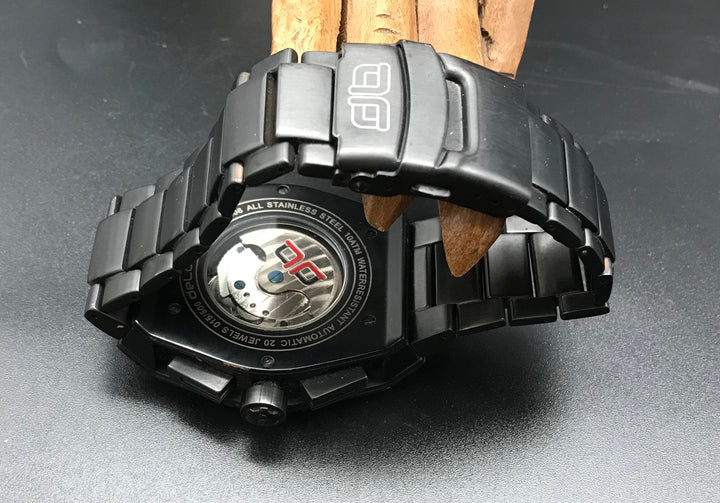 Schwarz-goldene Delorean Uhr