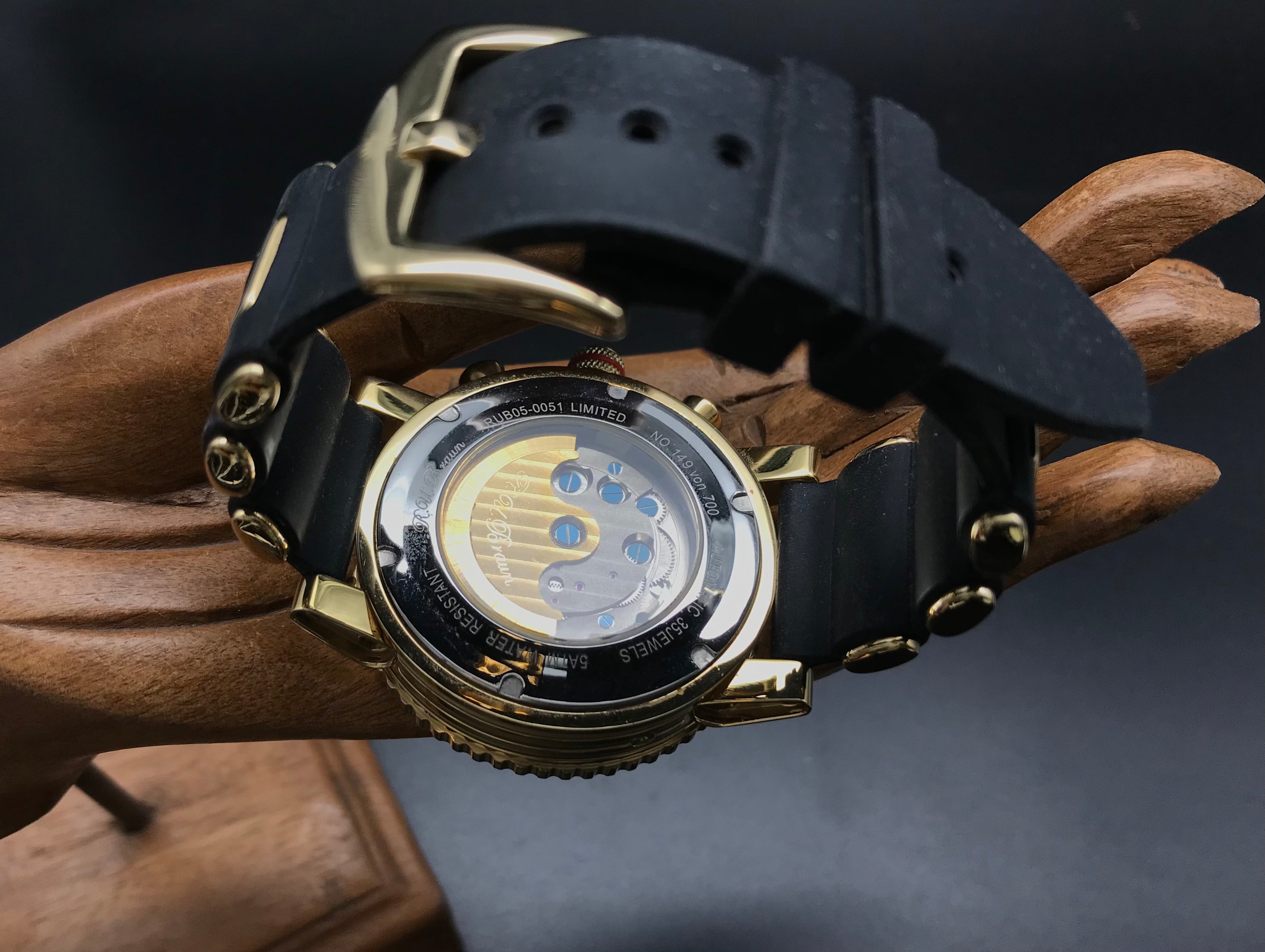 Gold-schwarze Raoul U. Braun Uhr