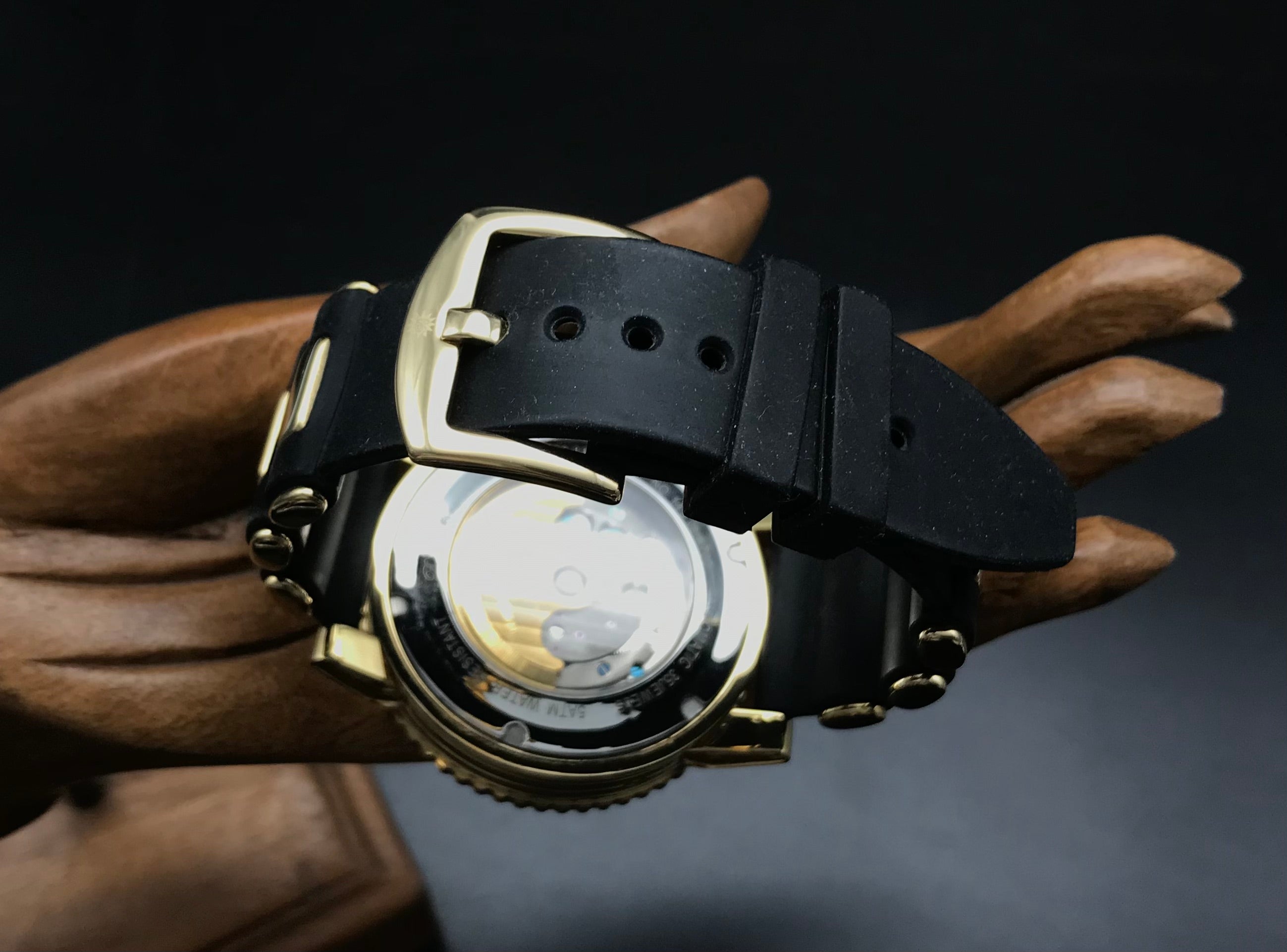 Gold-schwarze Raoul U. Braun Uhr