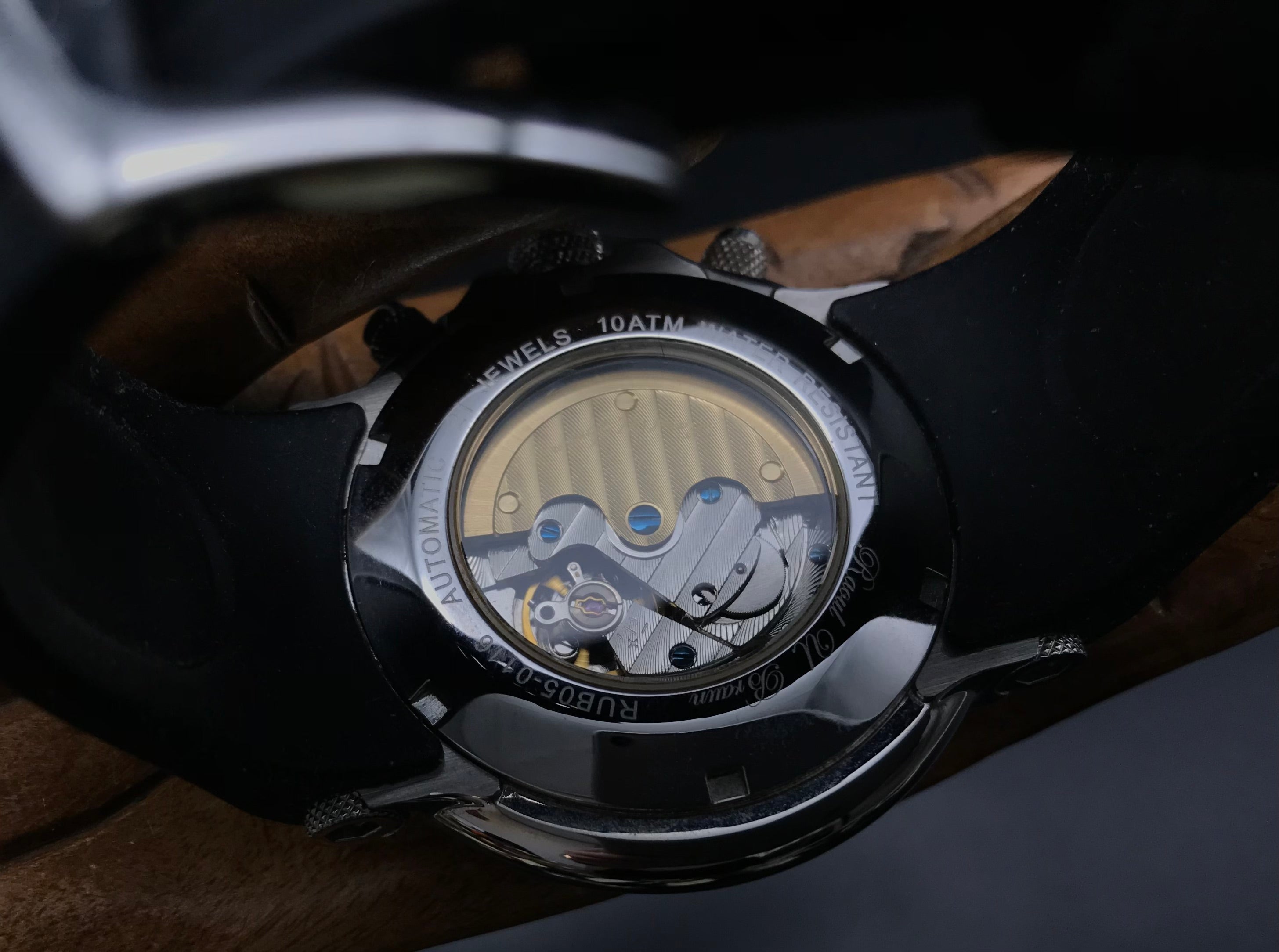 Schwarz-silberne Raoul U. Braun Uhr