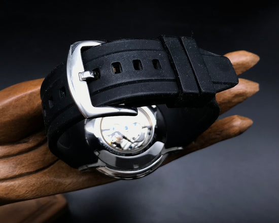 Schwarz-silberne Raoul U. Braun Uhr