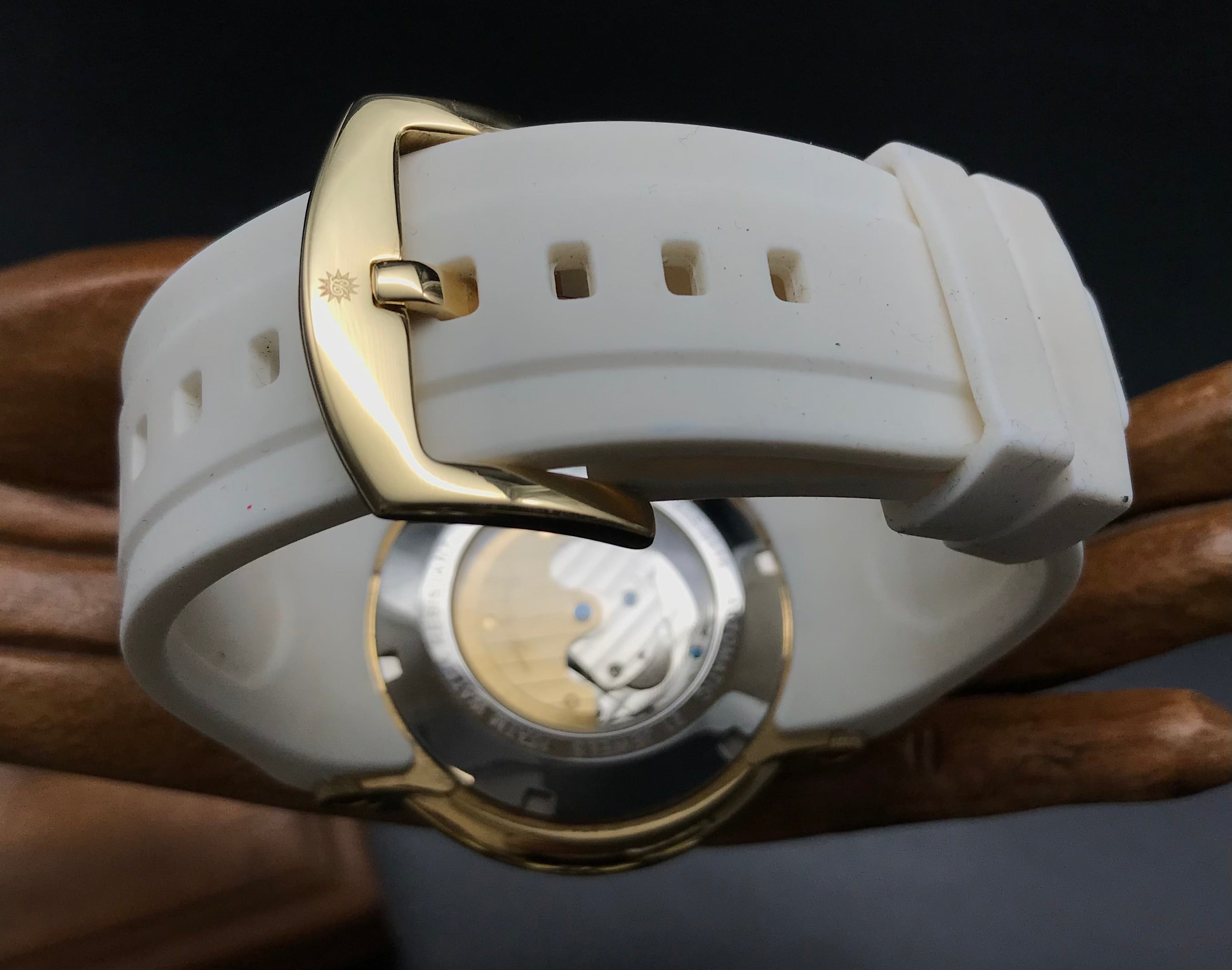 Weiß-goldene Raoul U. Braun Uhr