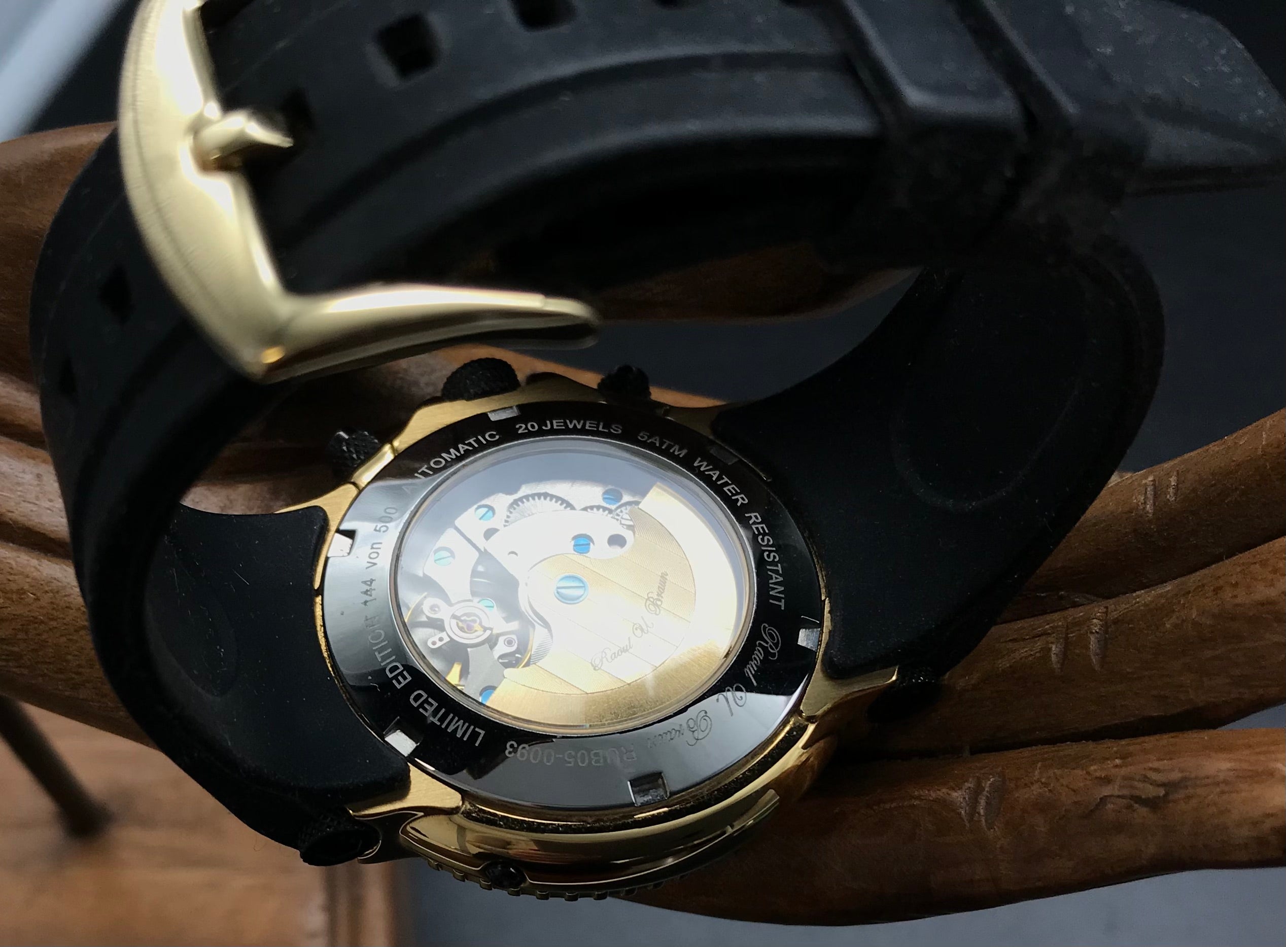 Gold-schwarze Raoul U. Braun Uhr