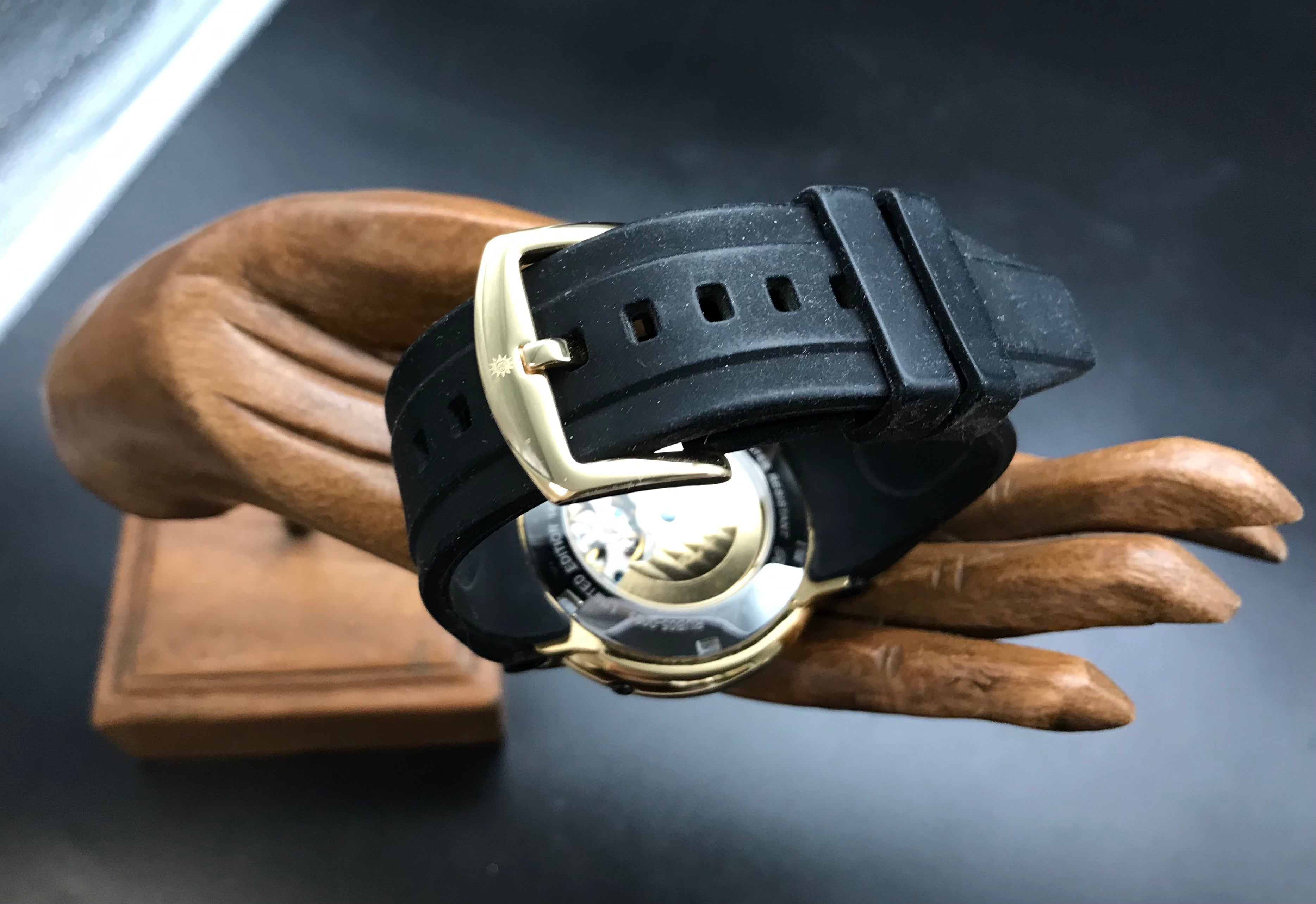 Gold-schwarze Raoul U. Braun Uhr