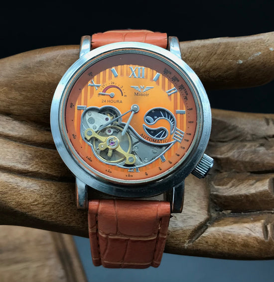 Orangene Minoir Uhr