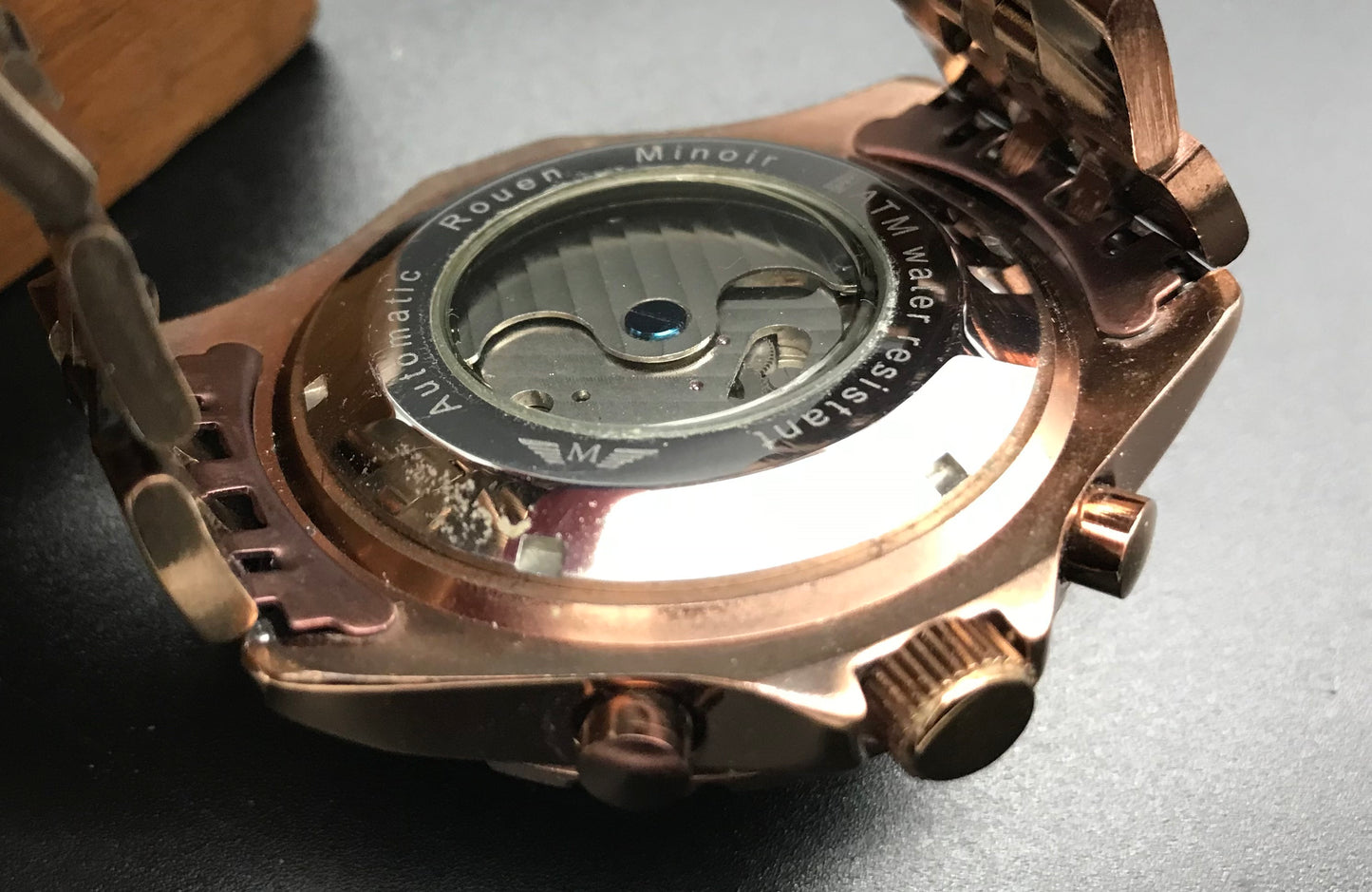 Braune Minoir Uhr