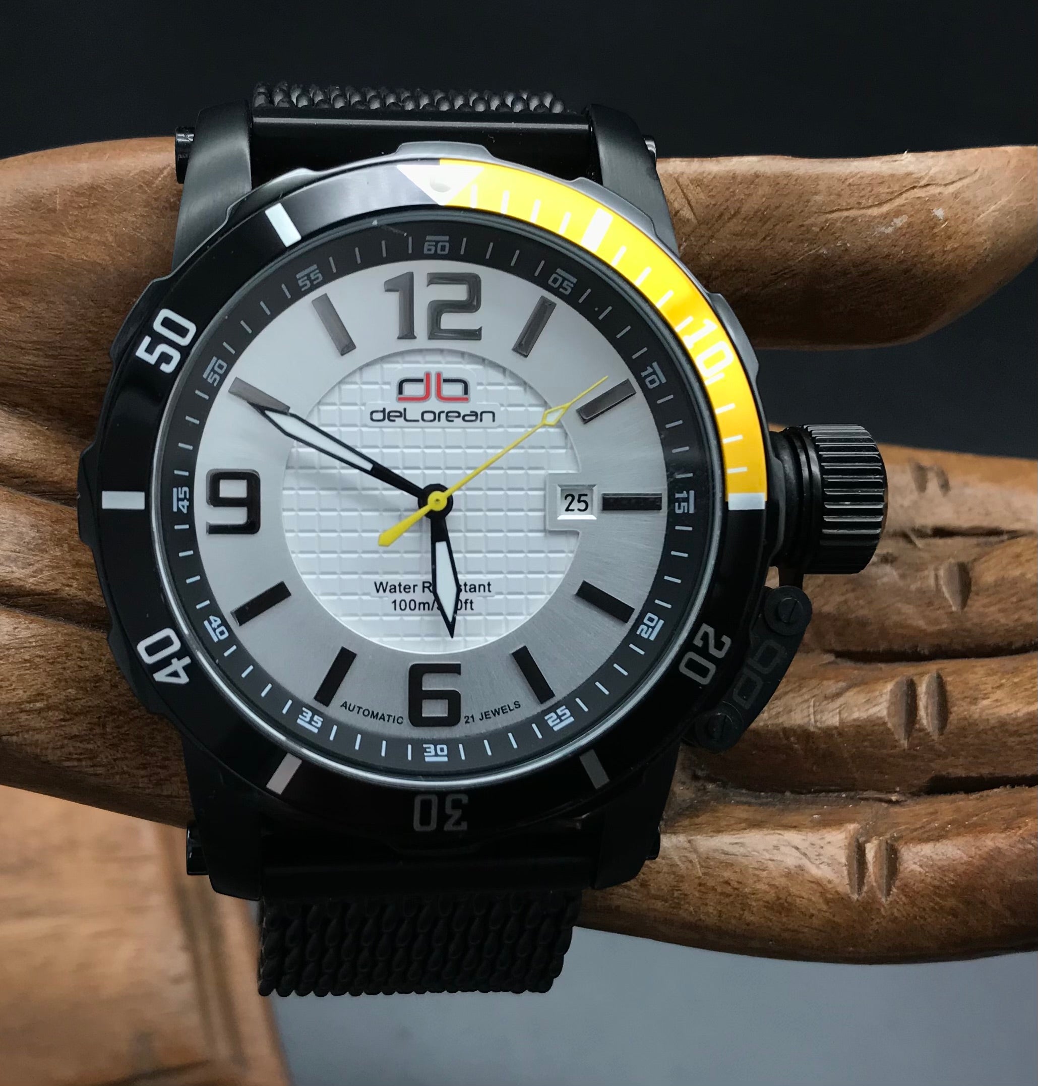 Schwarz-silberne deLorean Uhr