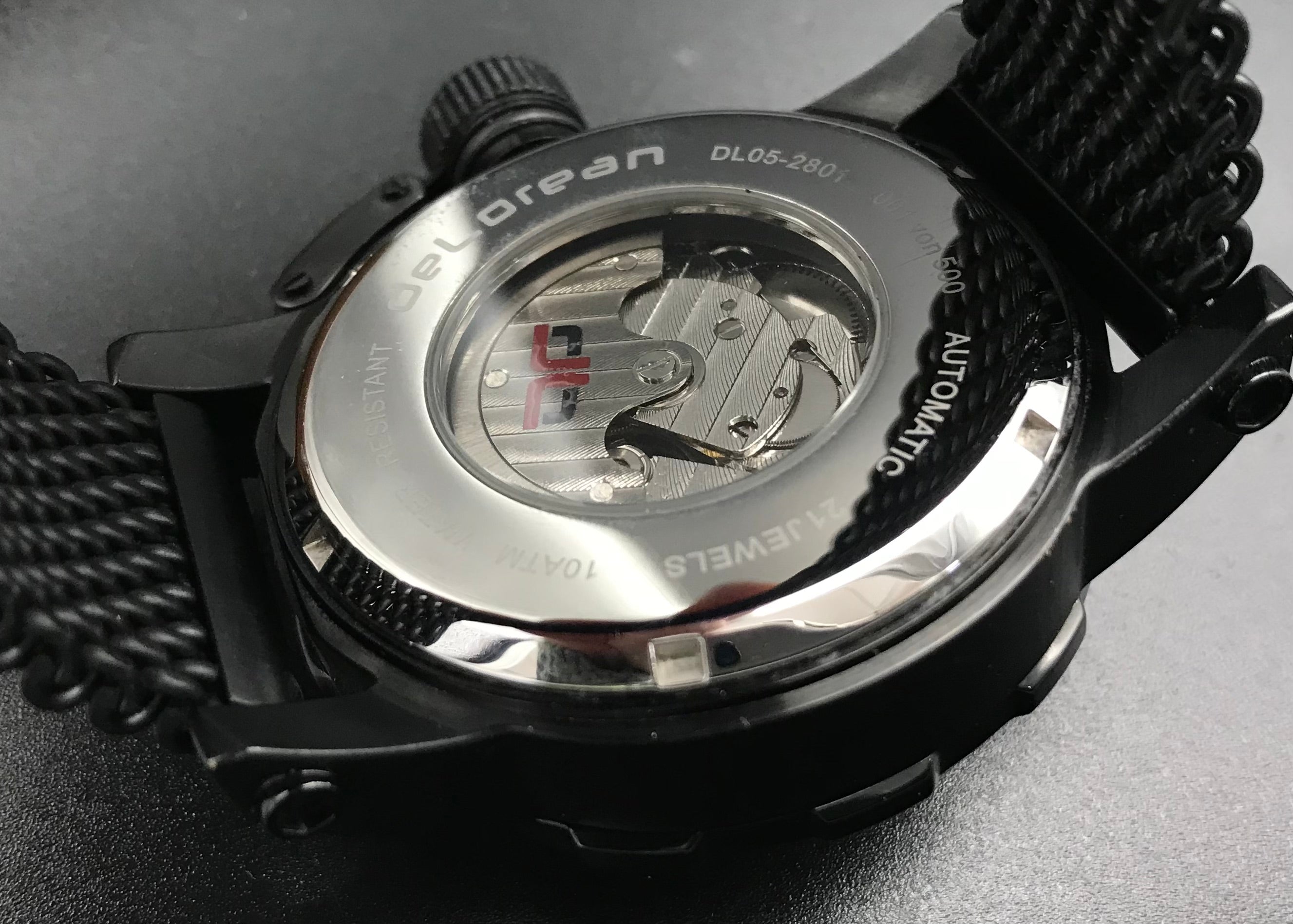 Schwarz-silberne deLorean Uhr