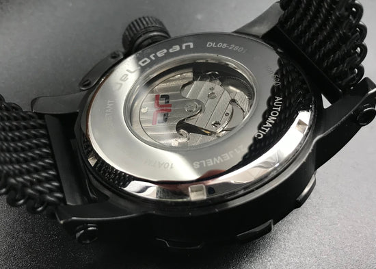 Schwarz-silberne deLorean Uhr