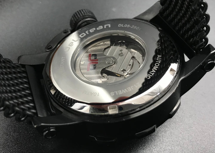 Schwarz-silberne deLorean Uhr