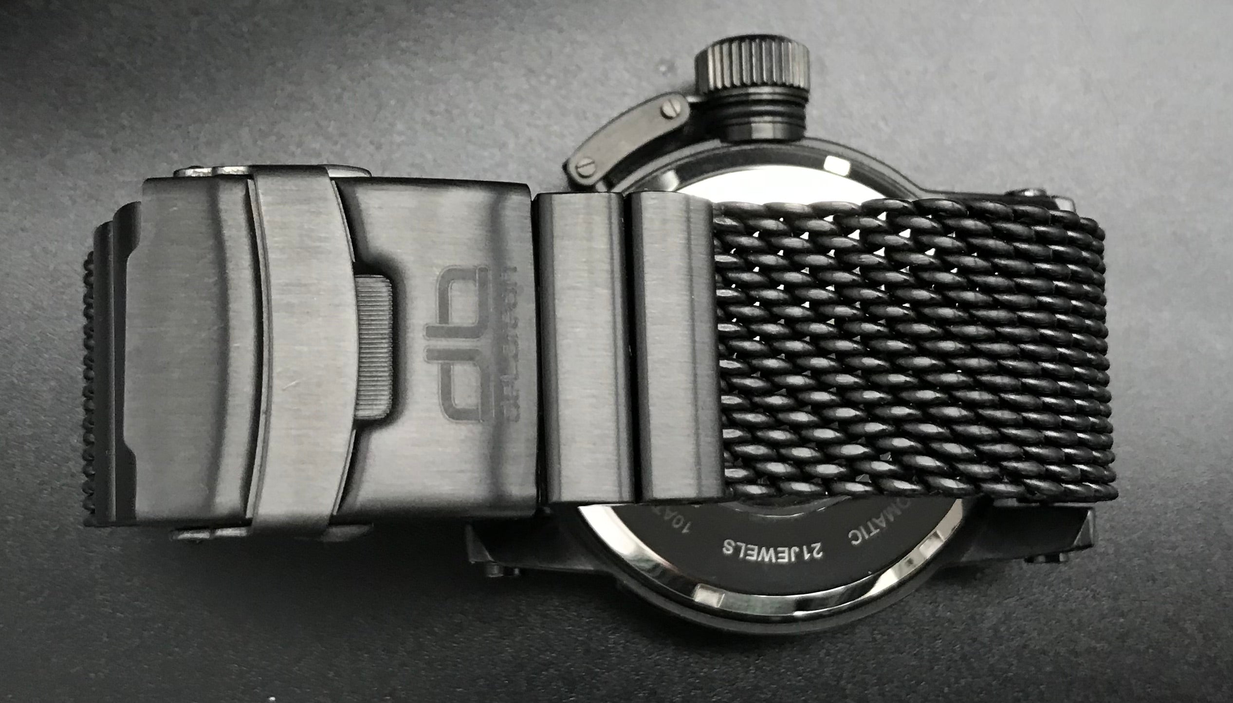 Schwarz-silberne deLorean Uhr