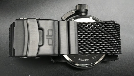 Schwarz-silberne deLorean Uhr