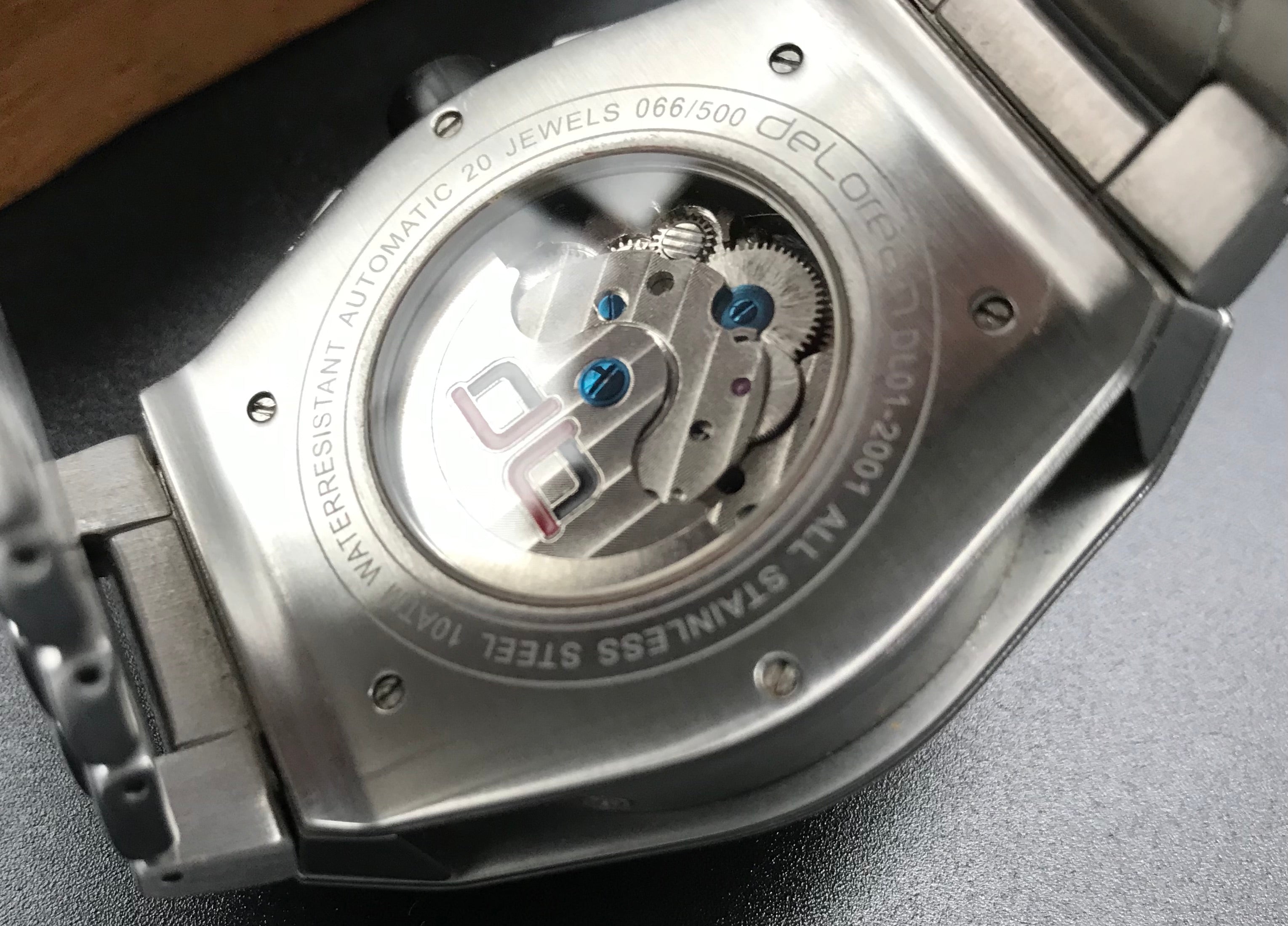 Schwarz-rot-silberne deLorean