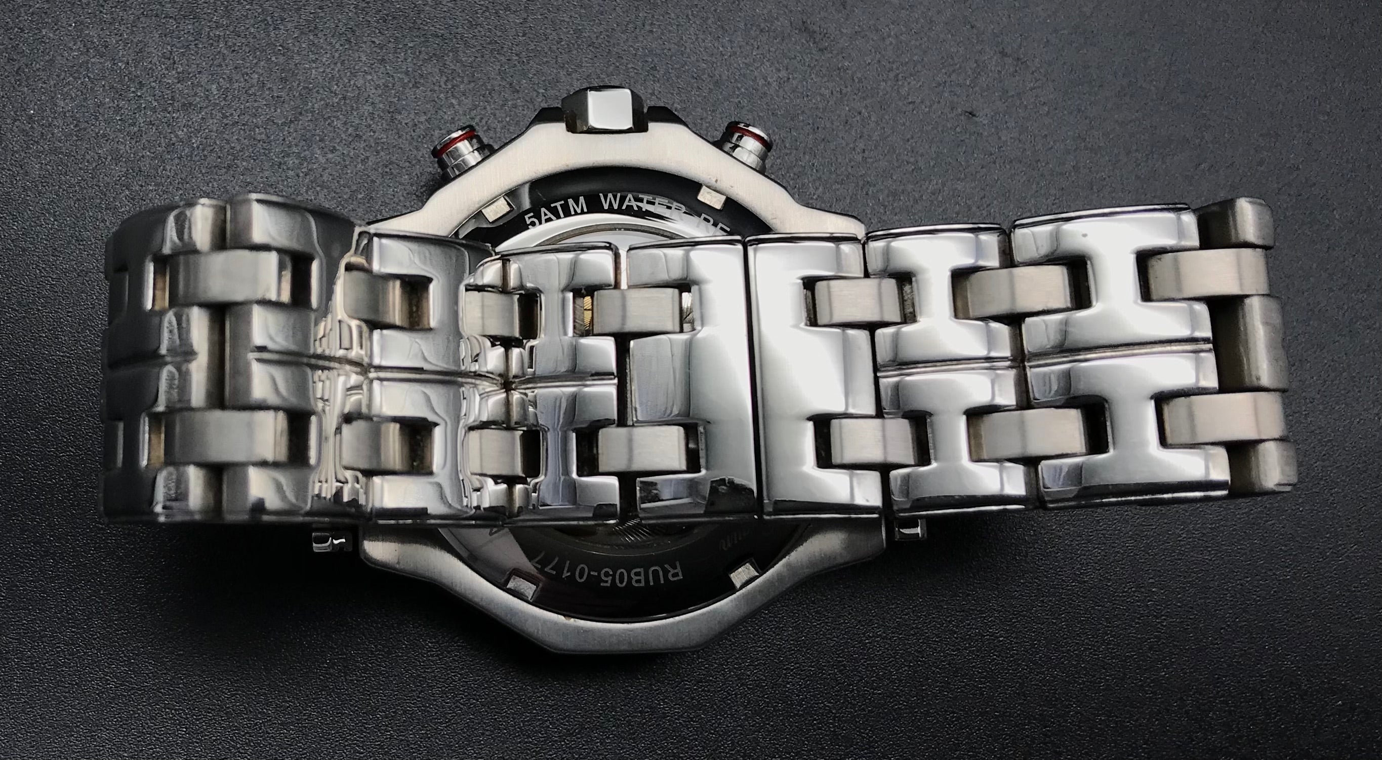 Rot-schwarz-silberne Raoul U. Braun Uhr