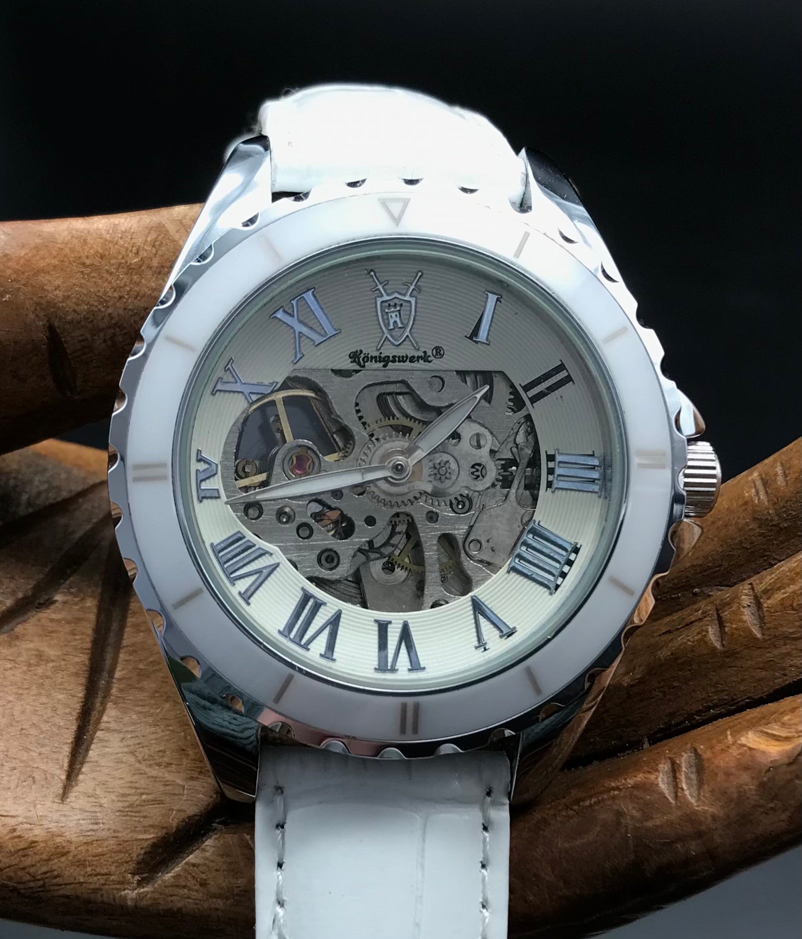 Weiß-silberne Königswerk Uhr