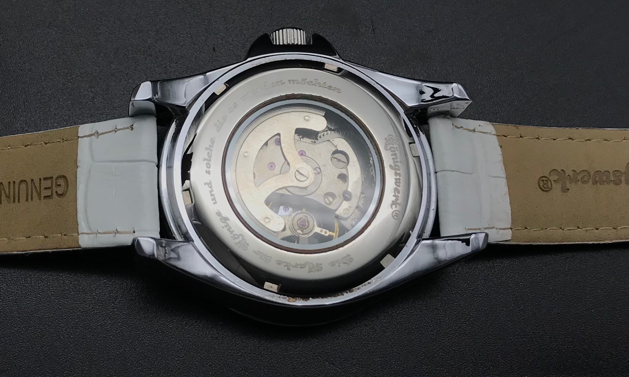 Weiß-silberne Königswerk Uhr