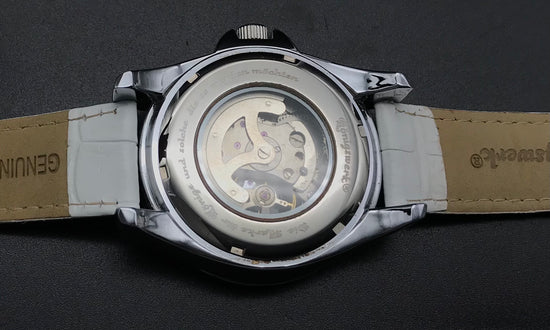 Weiß-silberne Königswerk Uhr