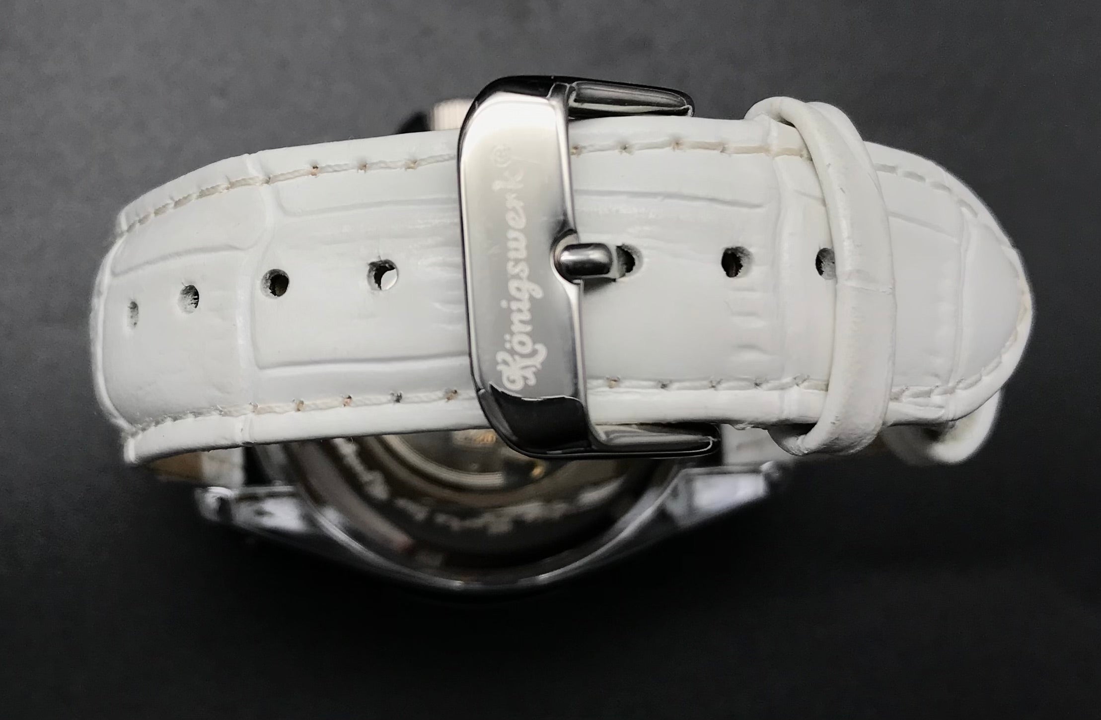 Weiß-silberne Königswerk Uhr