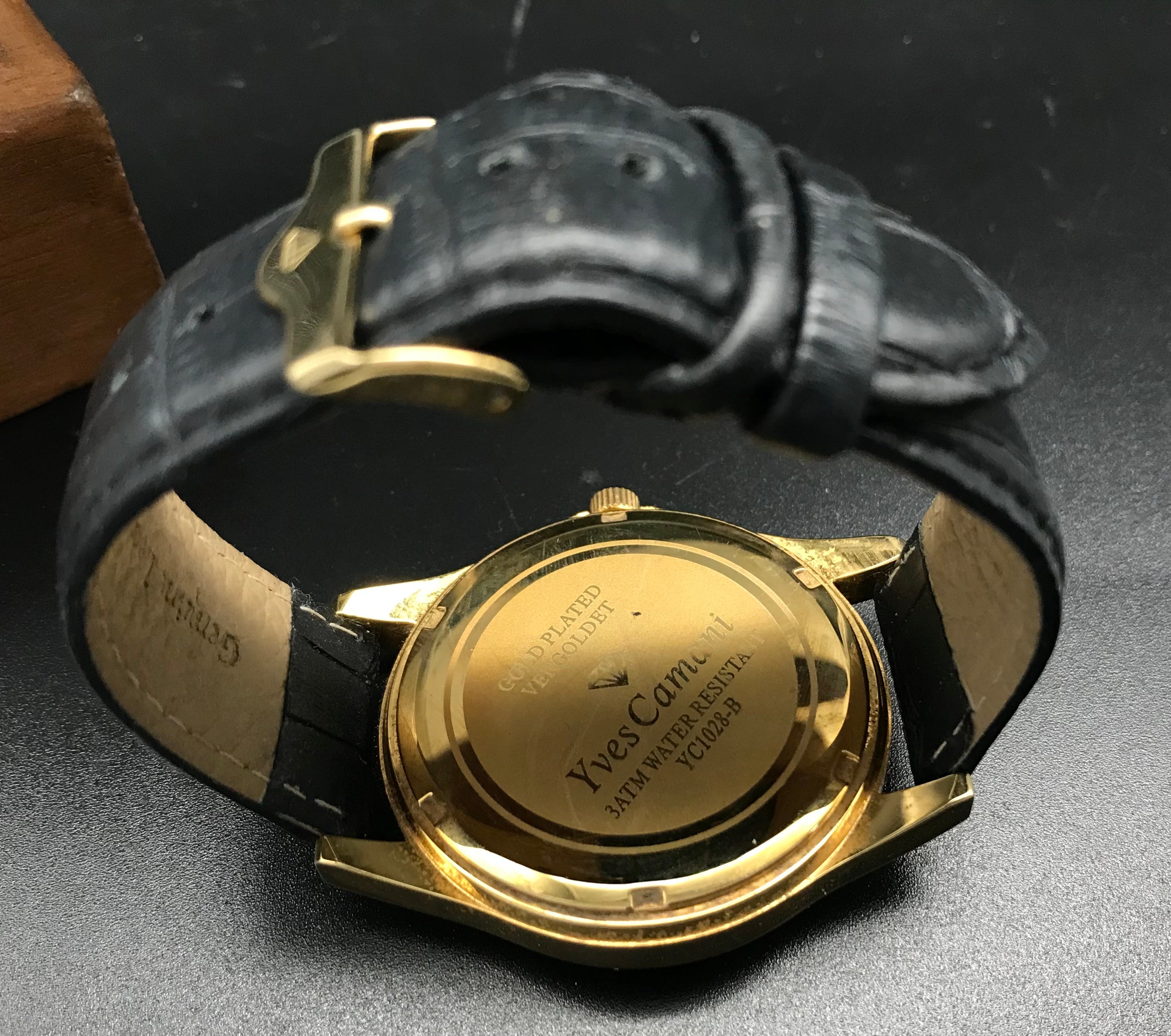 Gold-schwarze YvesCamani Uhr