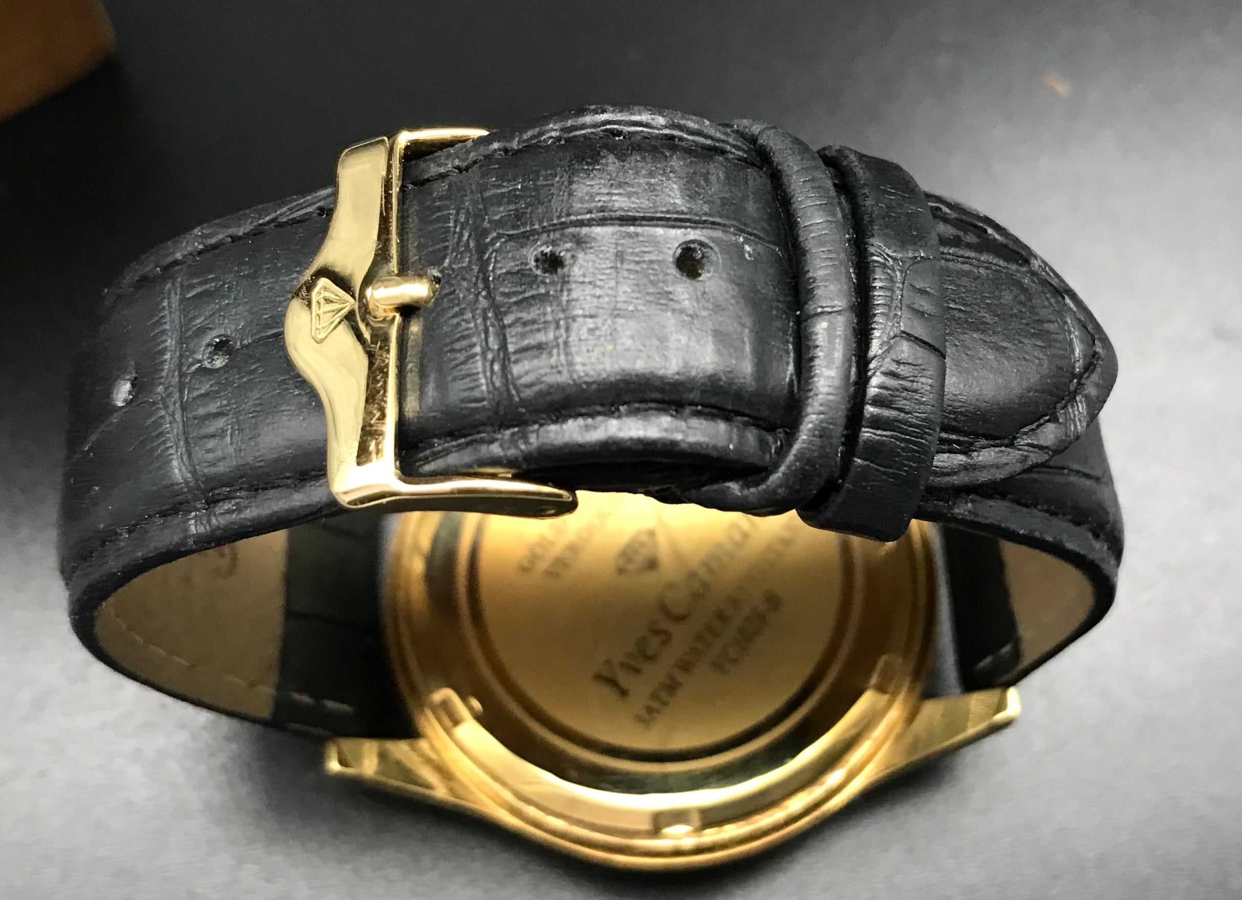 Gold-schwarze YvesCamani Uhr