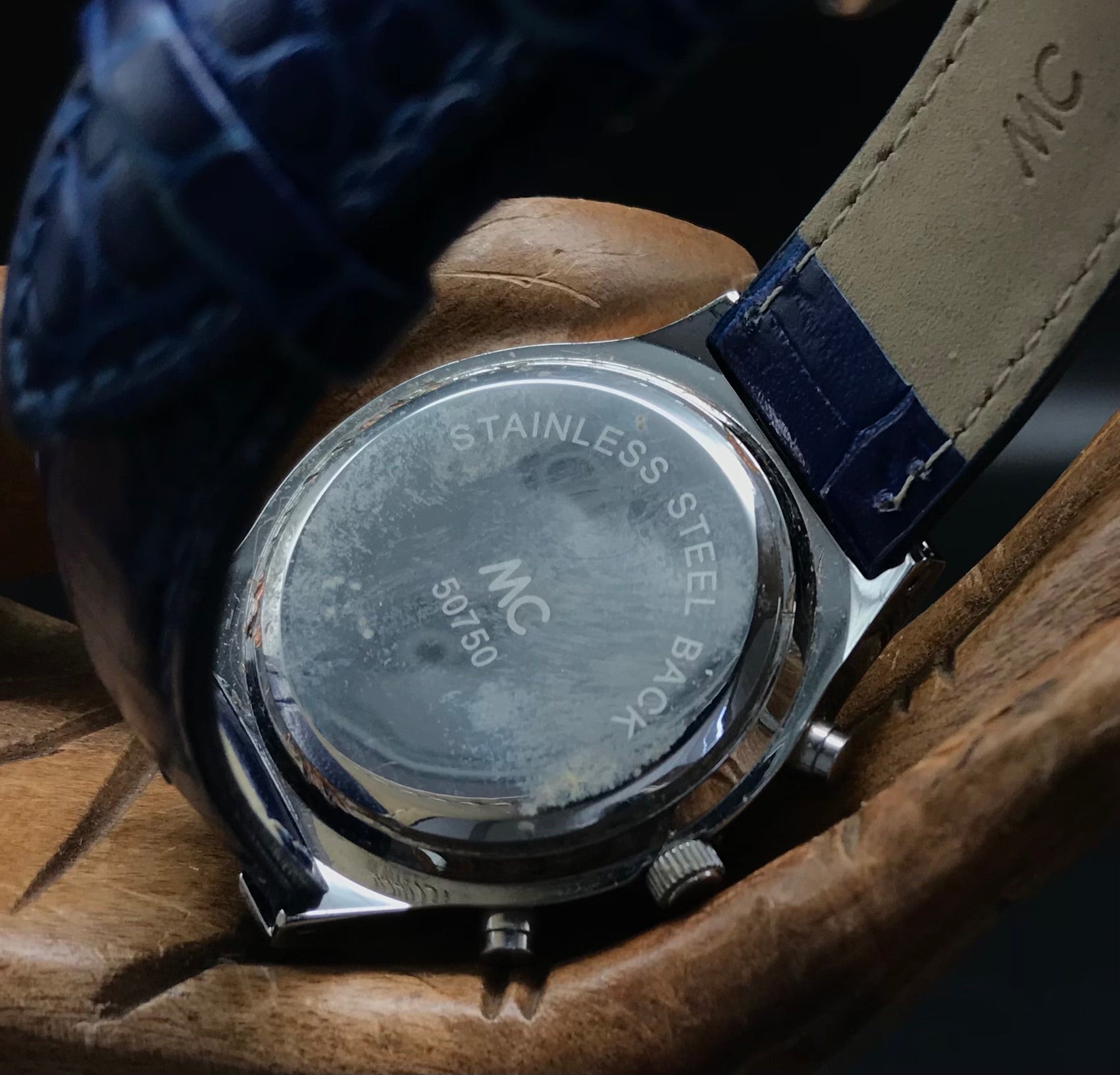 Blau-schwarze MC Uhr