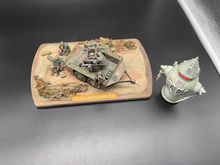 Zusammengebautes Modell US Fla MG Anhänger mit Diorama Roboter