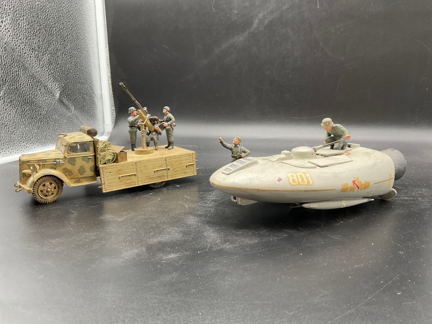 Modell Militär U-Boot und Wagen mit Figuren zusammengebaut
