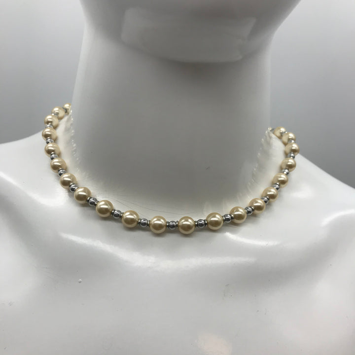 Dekorative Kette, Kette mit Perlen, weiß creme, silber farben