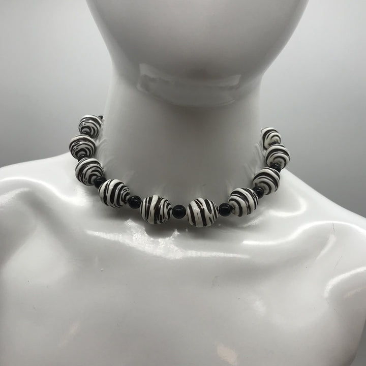 Dekorative Kette, Kette mit Perlen, schwarz weiß farben, geringelt