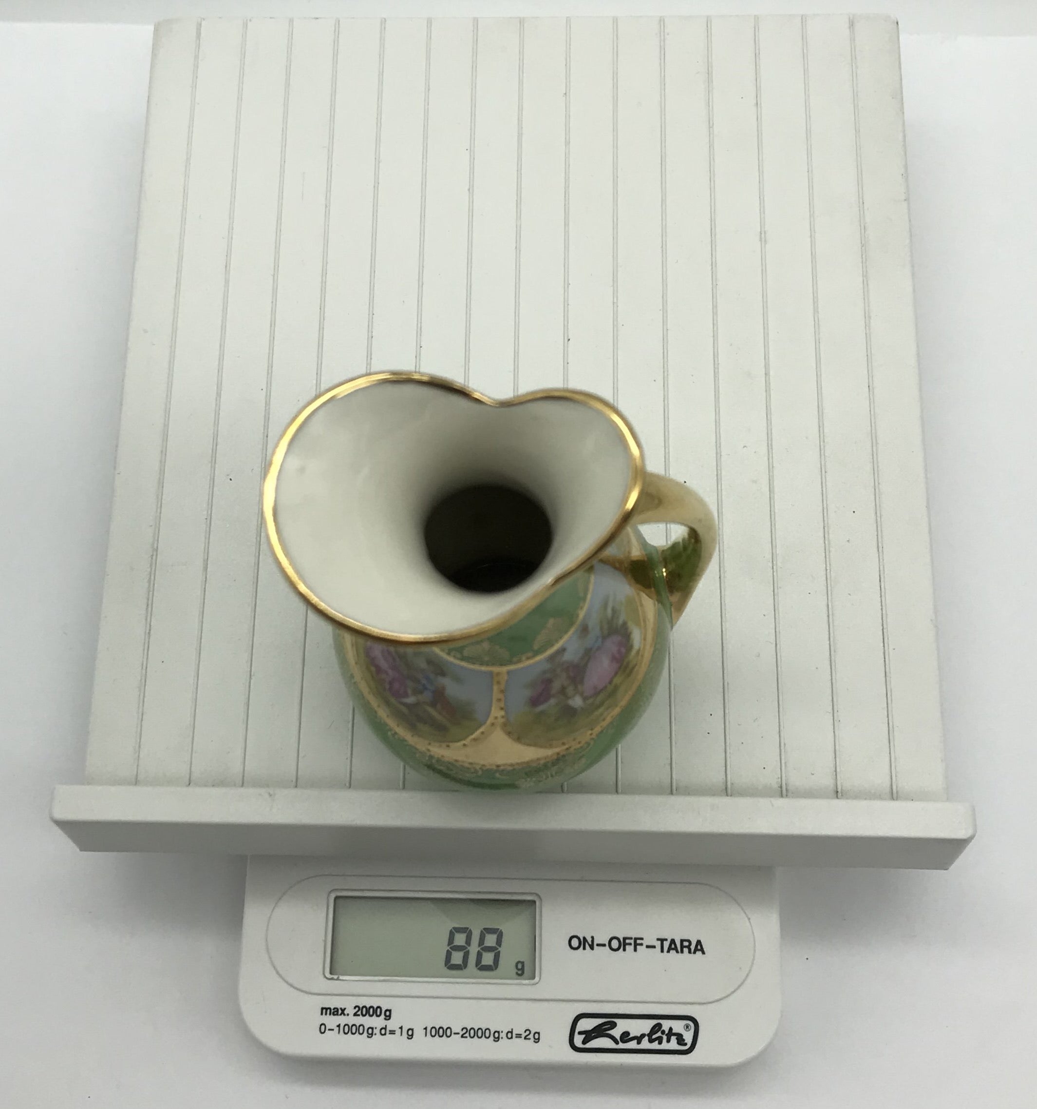 H W Karlsbader Wertarbeit Porzellan Vase, kleine Henkelvase grün mit Vergoldung