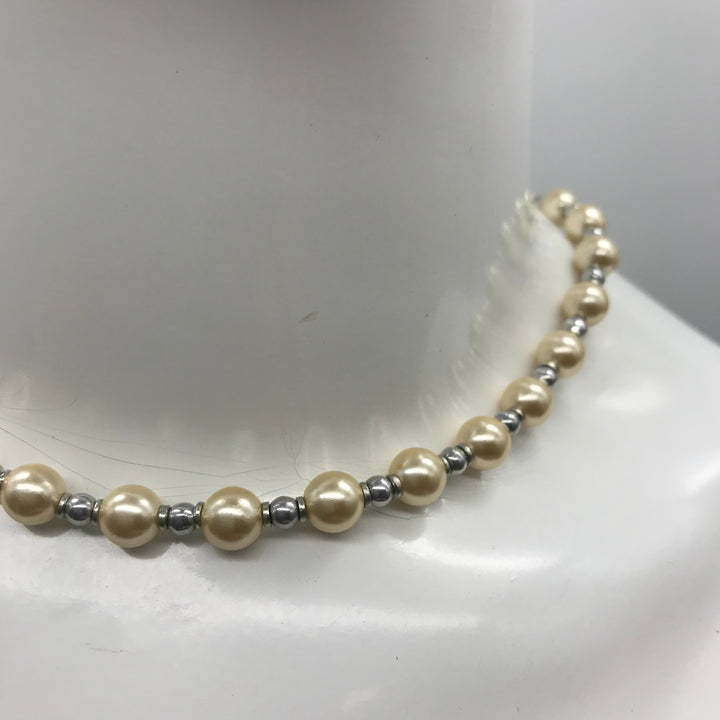 Dekorative Kette, Kette mit Perlen, weiß creme, silber farben