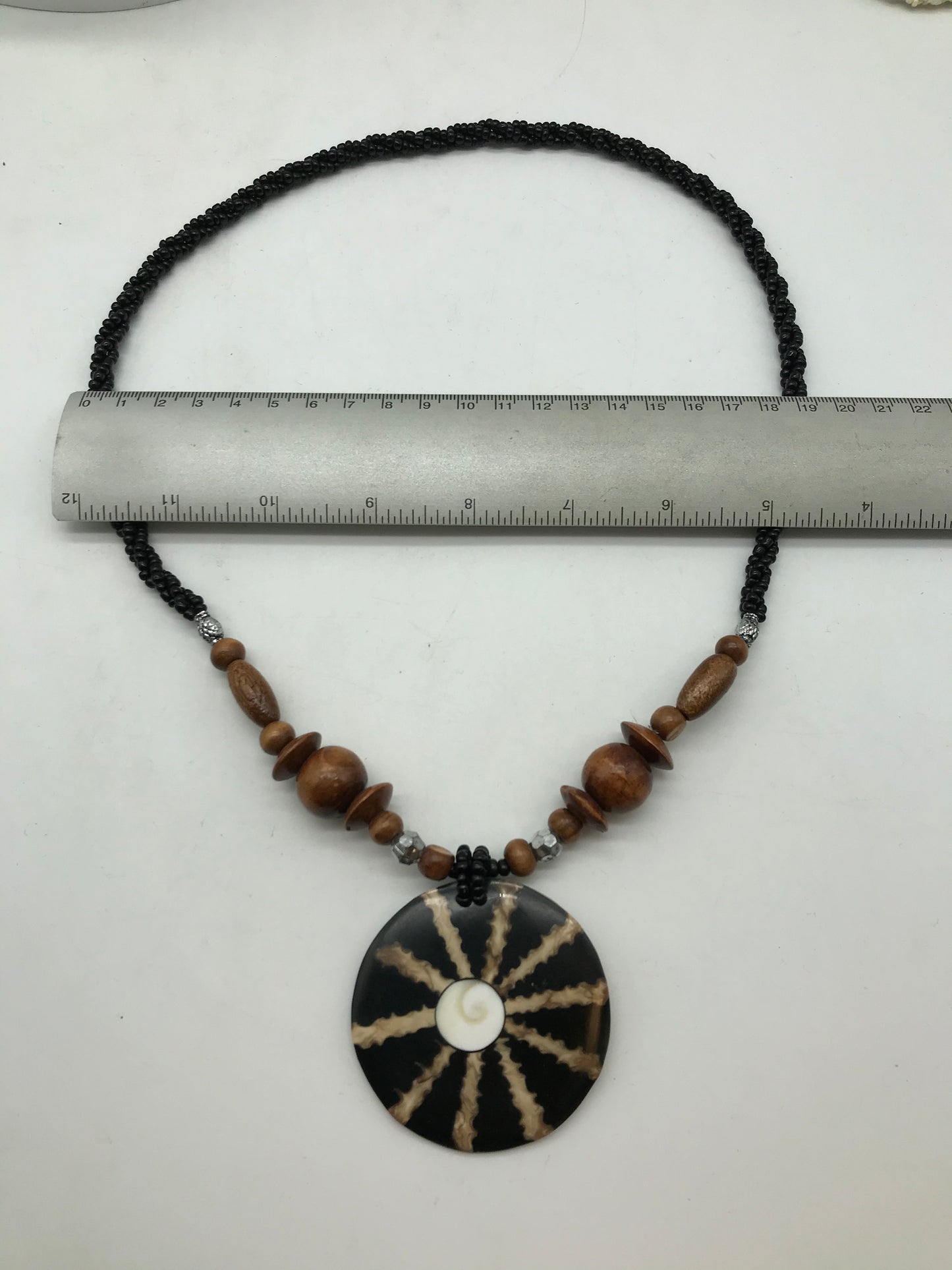 3 x Kette aus Holz,schwarz und weiß, Afrikanischer Look, runde Anhänger, Muschelmotiv