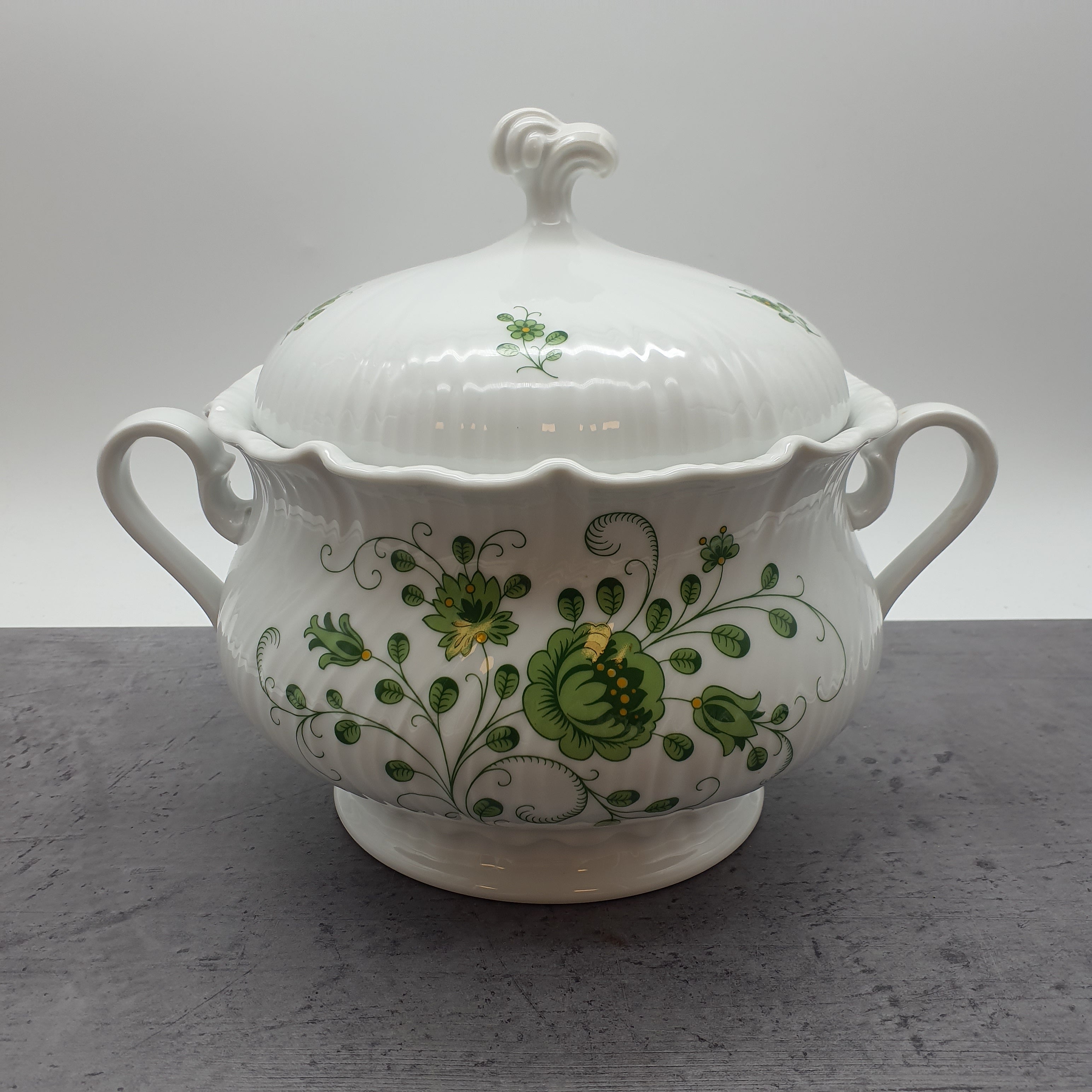 Royal Tettau Bavaria Germany Suppenterrine, große Schale mit Deckel, grünes Blumenmotiv