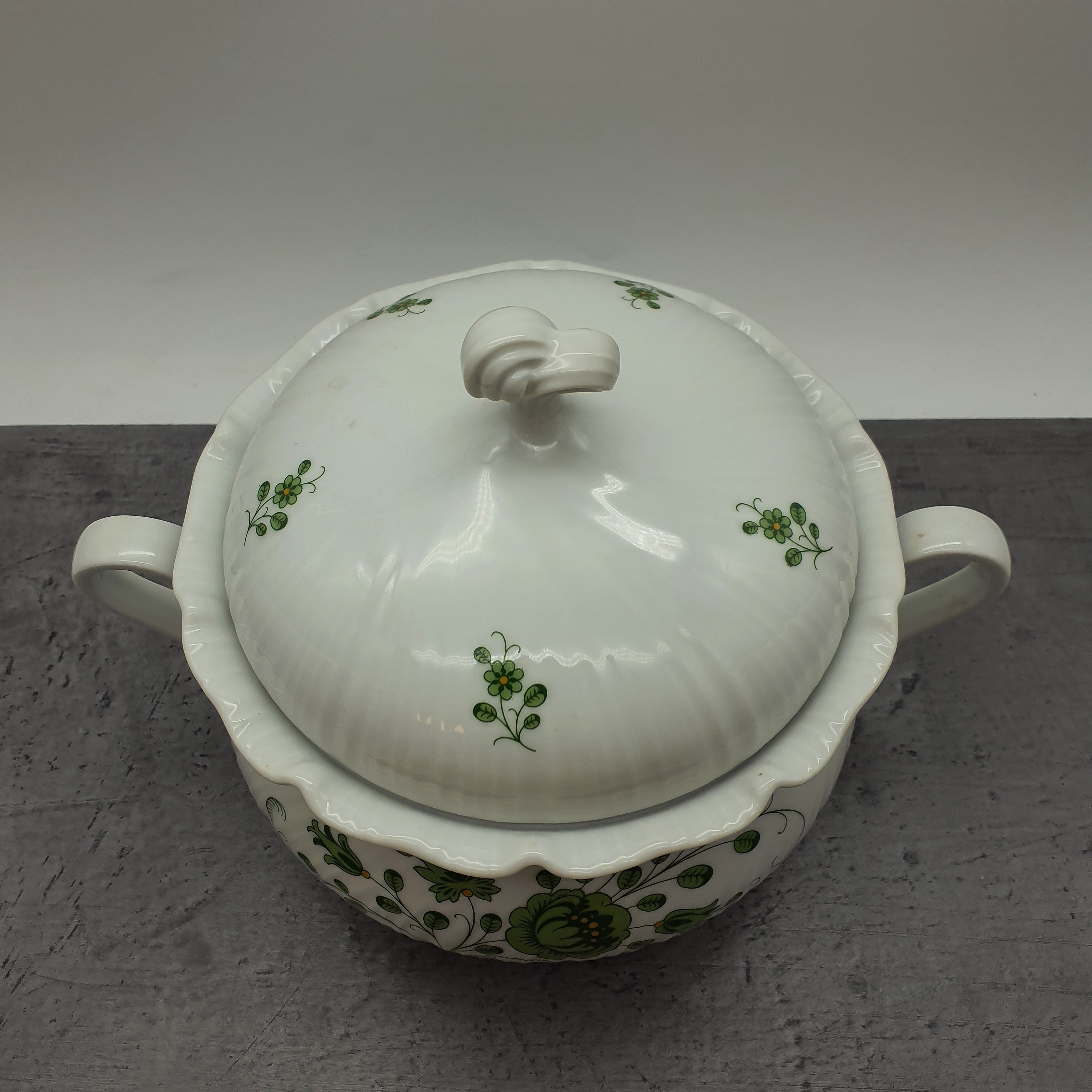 Royal Tettau Bavaria Germany Suppenterrine, große Schale mit Deckel, grünes Blumenmotiv