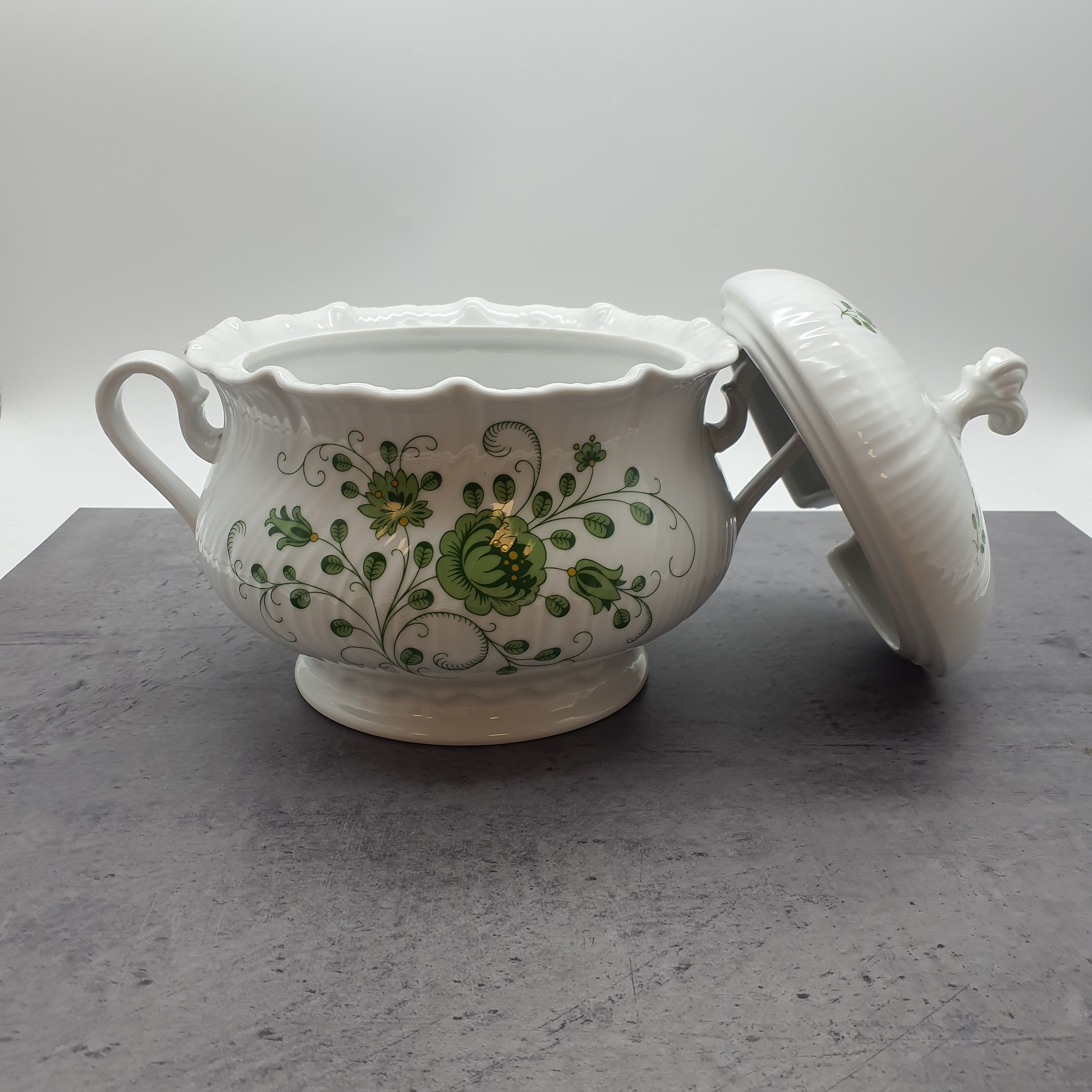 Royal Tettau Bavaria Germany Suppenterrine, große Schale mit Deckel, grünes Blumenmotiv